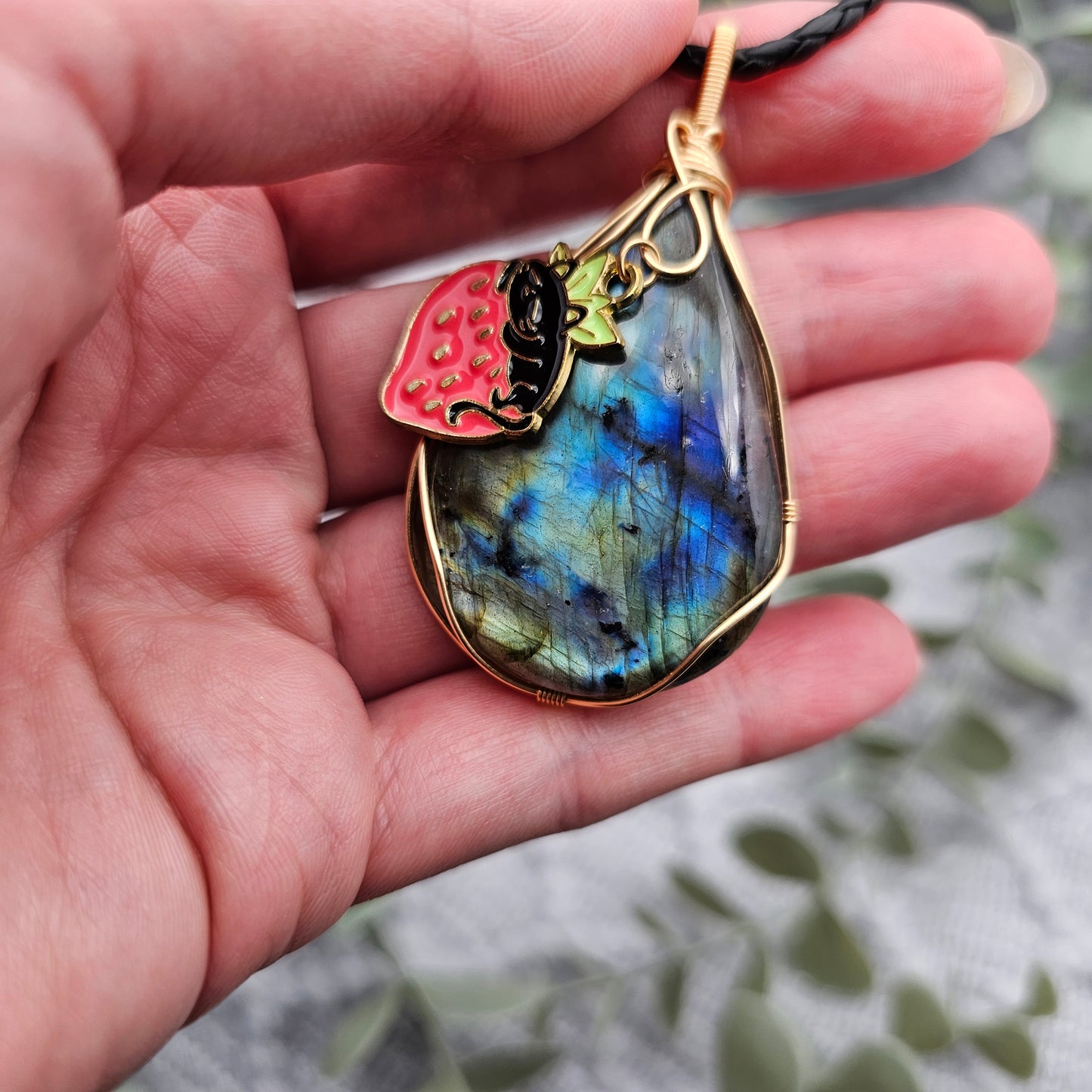 Labradorit & Erdbeerkatze Anhänger | Schmuckdraht | Edelstein Halskette