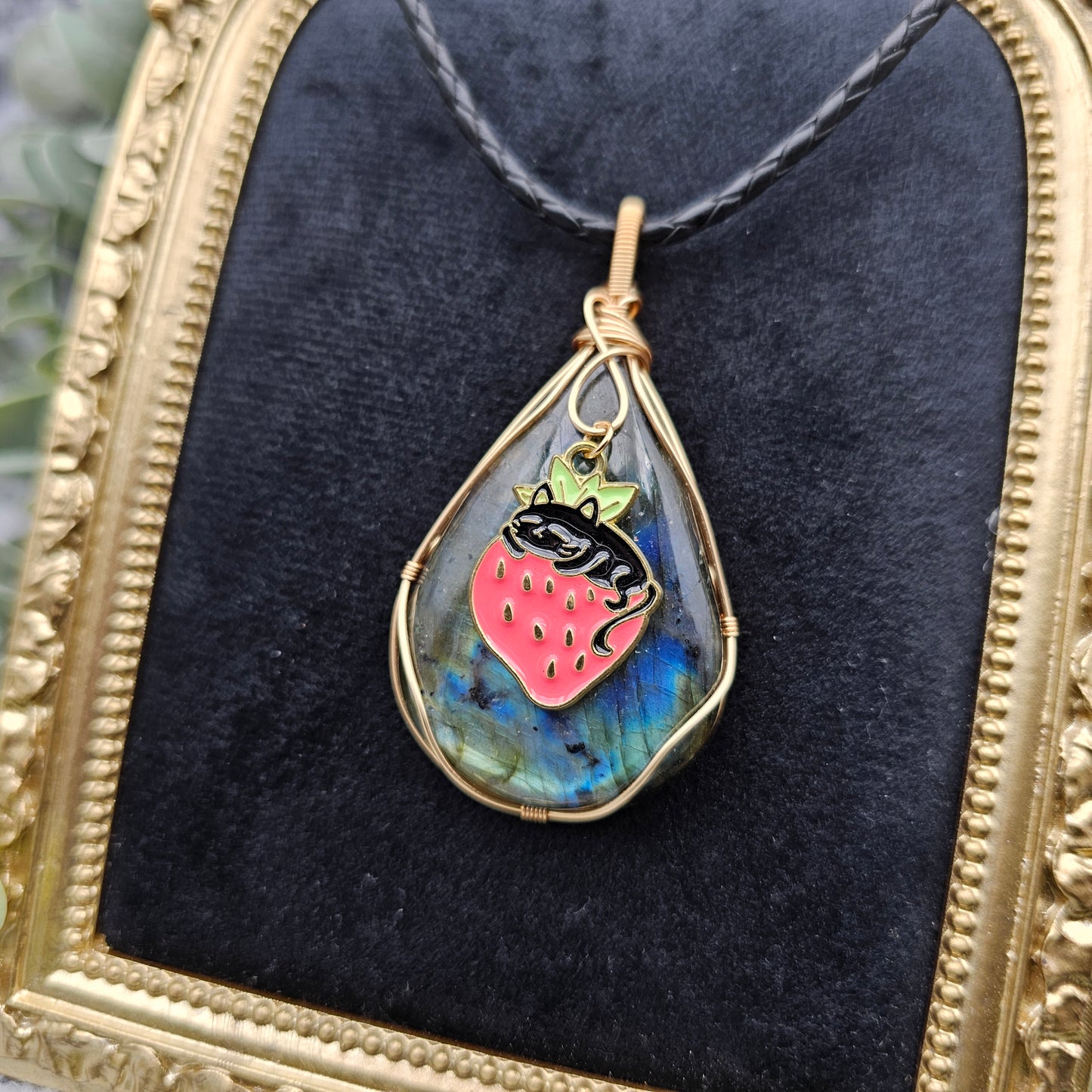 Labradorit & Erdbeerkatze Anhänger | Schmuckdraht | Edelstein Halskette