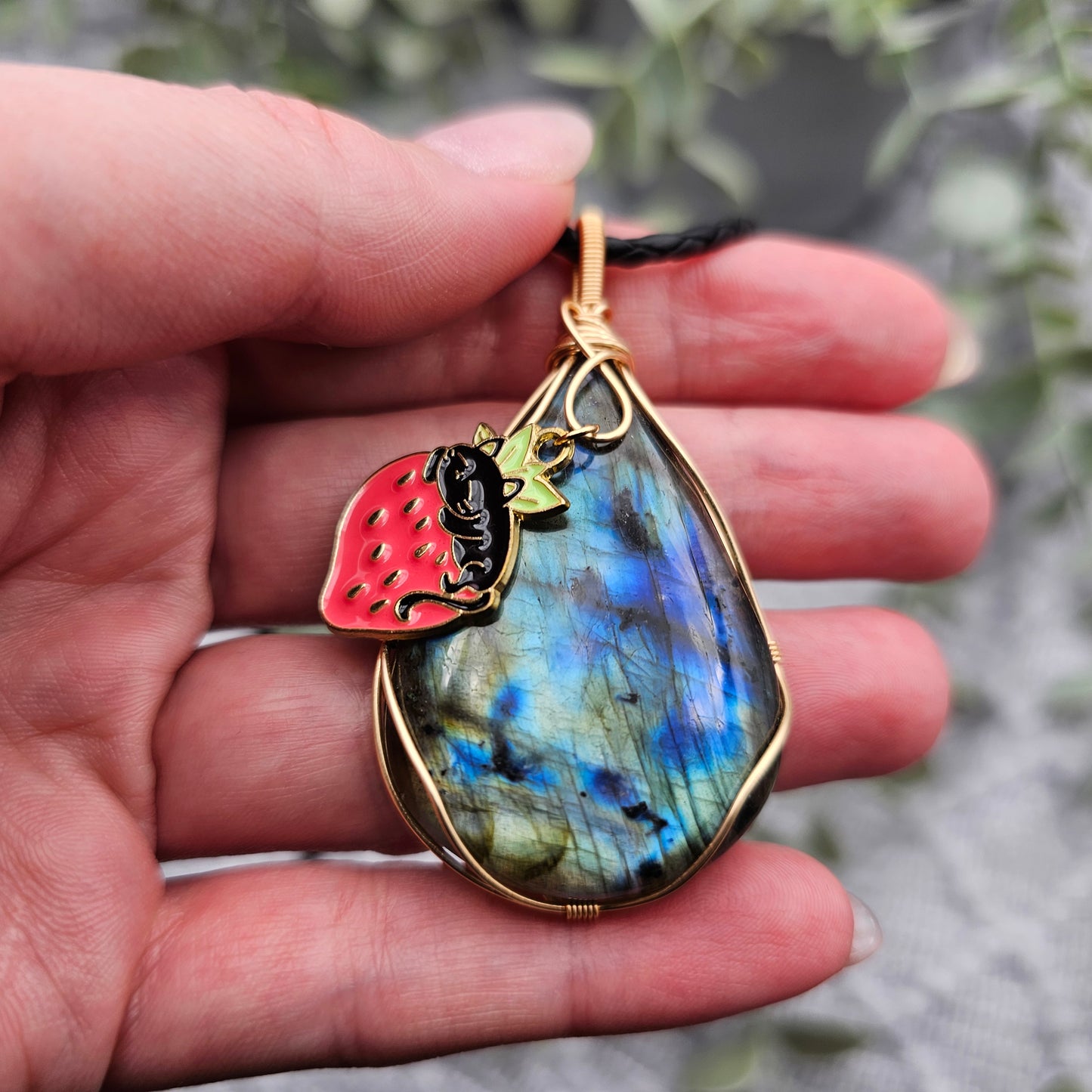 Labradorit & Erdbeerkatze Anhänger | Schmuckdraht | Edelstein Halskette