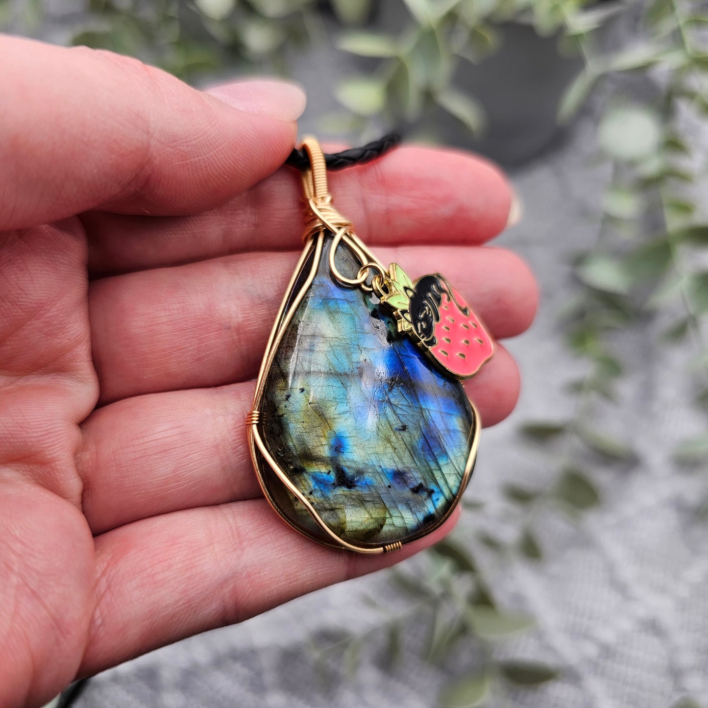 Labradorit & Erdbeerkatze Anhänger | Schmuckdraht | Edelstein Halskette
