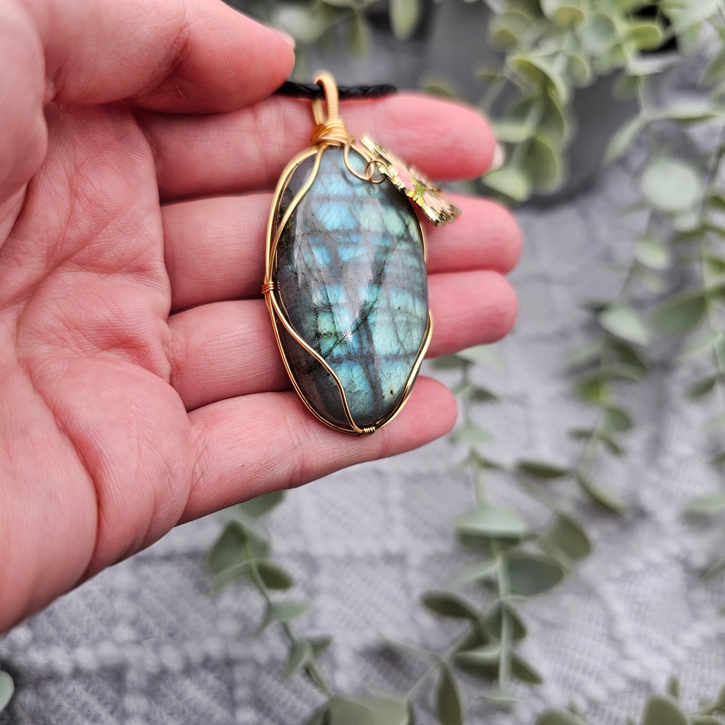 Labradorit & Schmetterling Anhänger | Schmuckdraht | Edelstein Halskette