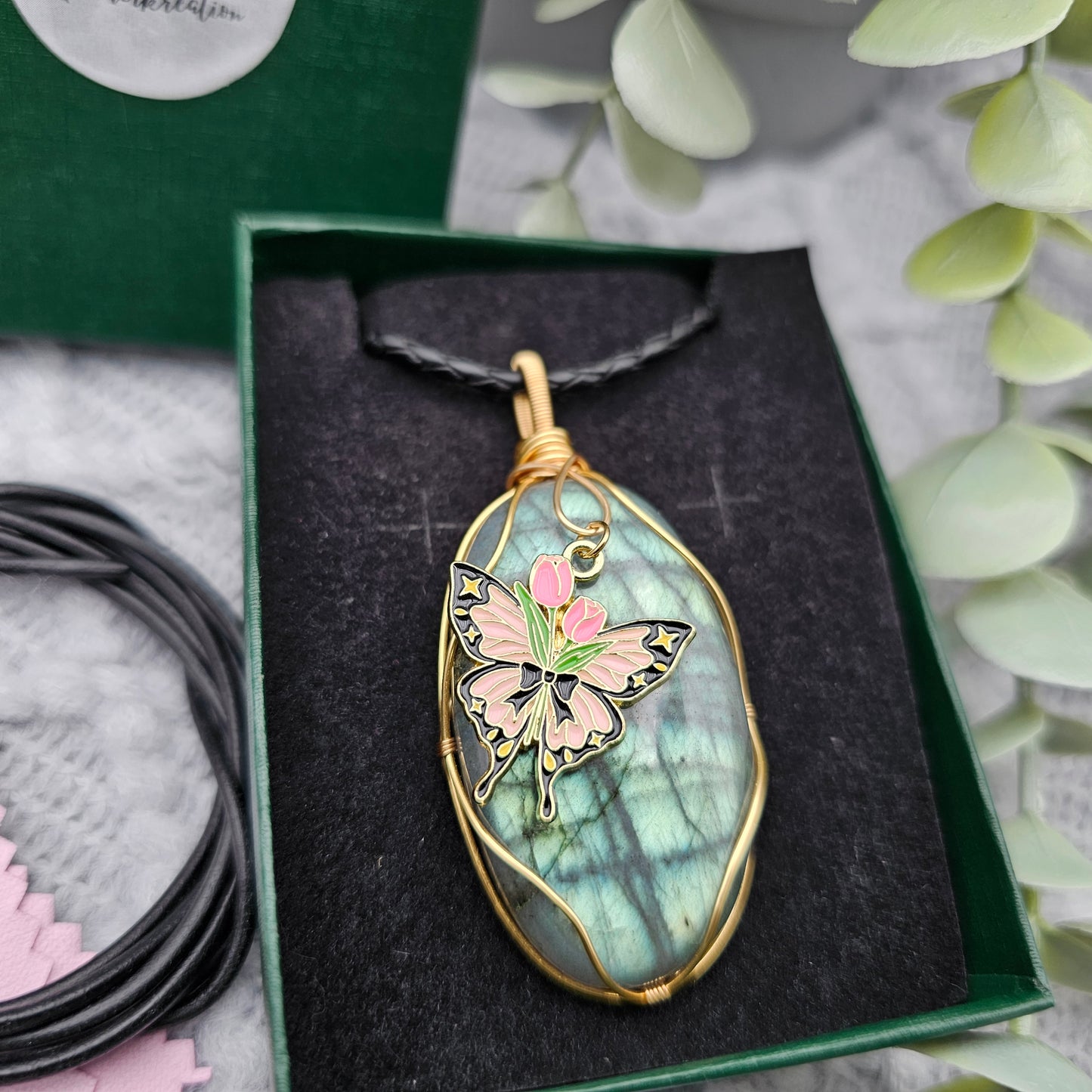 Labradorit & Schmetterling Anhänger | Schmuckdraht | Edelstein Halskette