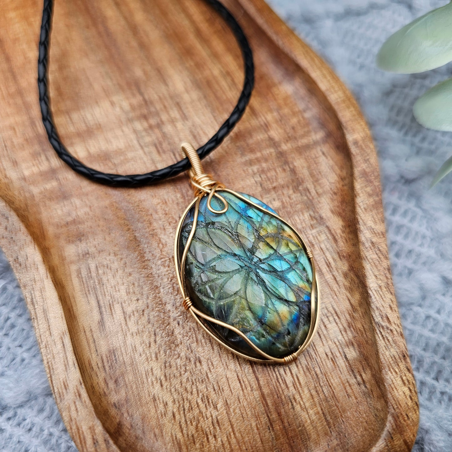 Labradorit graviert Anhänger | Schmuckdraht | Edelstein Halskette