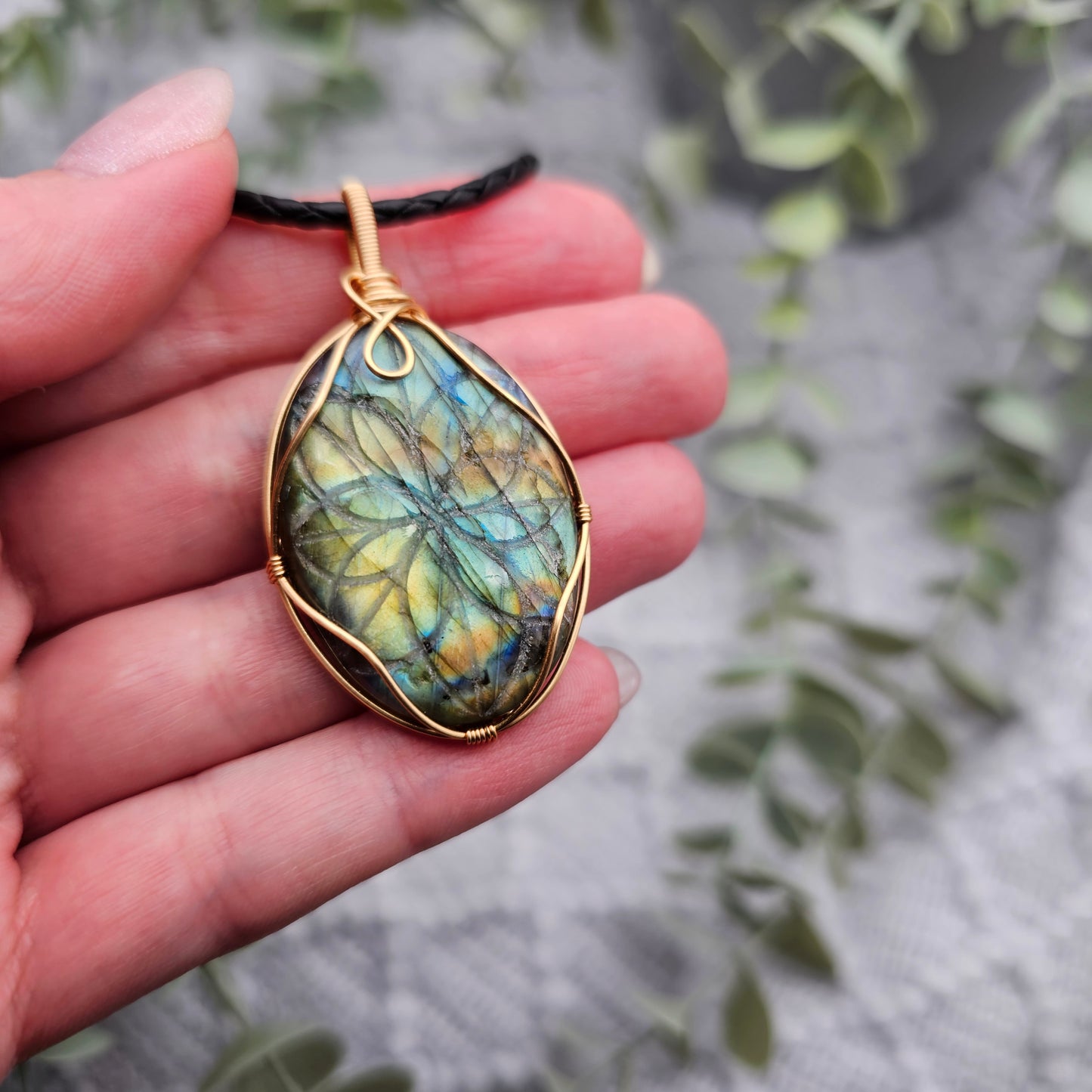 Labradorit graviert Anhänger | Schmuckdraht | Edelstein Halskette