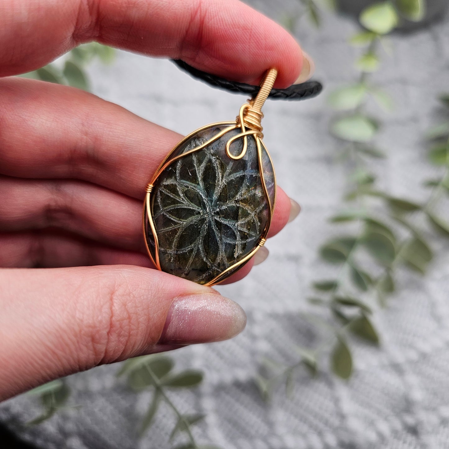 Labradorit graviert Anhänger | Schmuckdraht | Edelstein Halskette