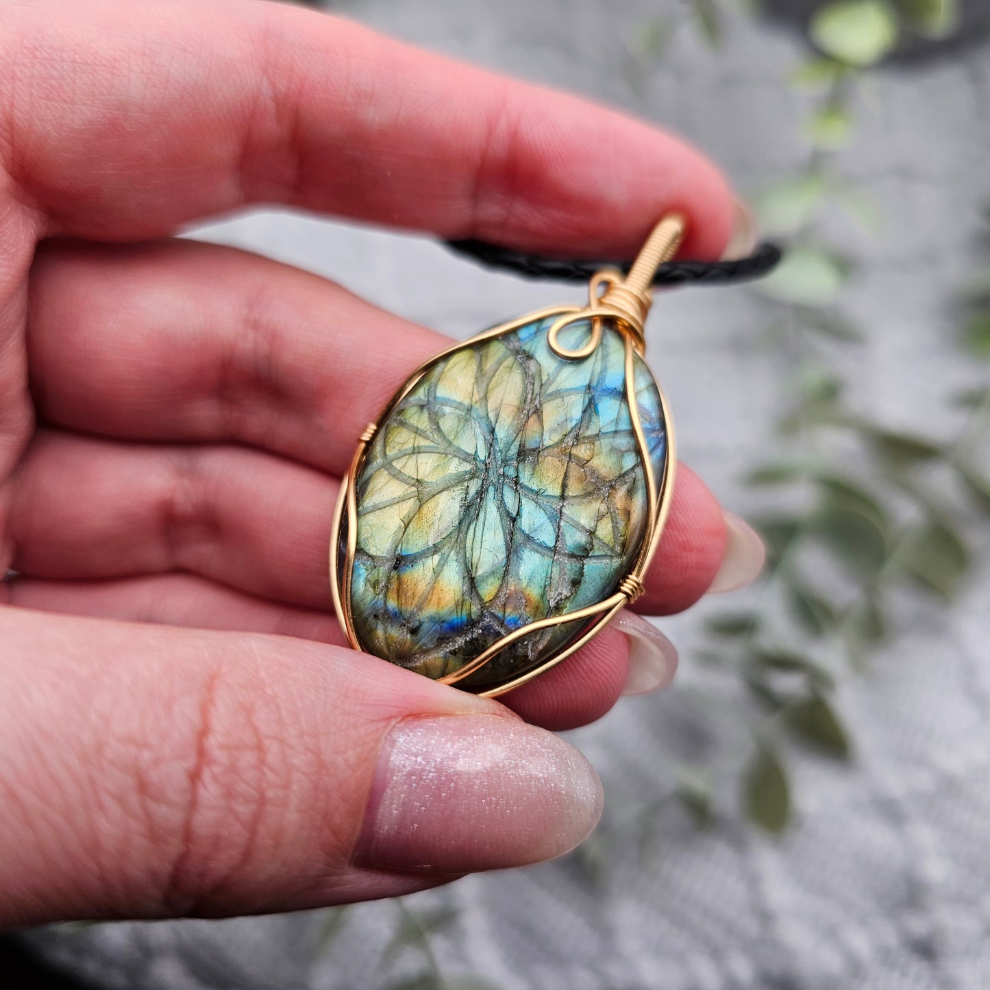 Labradorit graviert Anhänger | Schmuckdraht | Edelstein Halskette