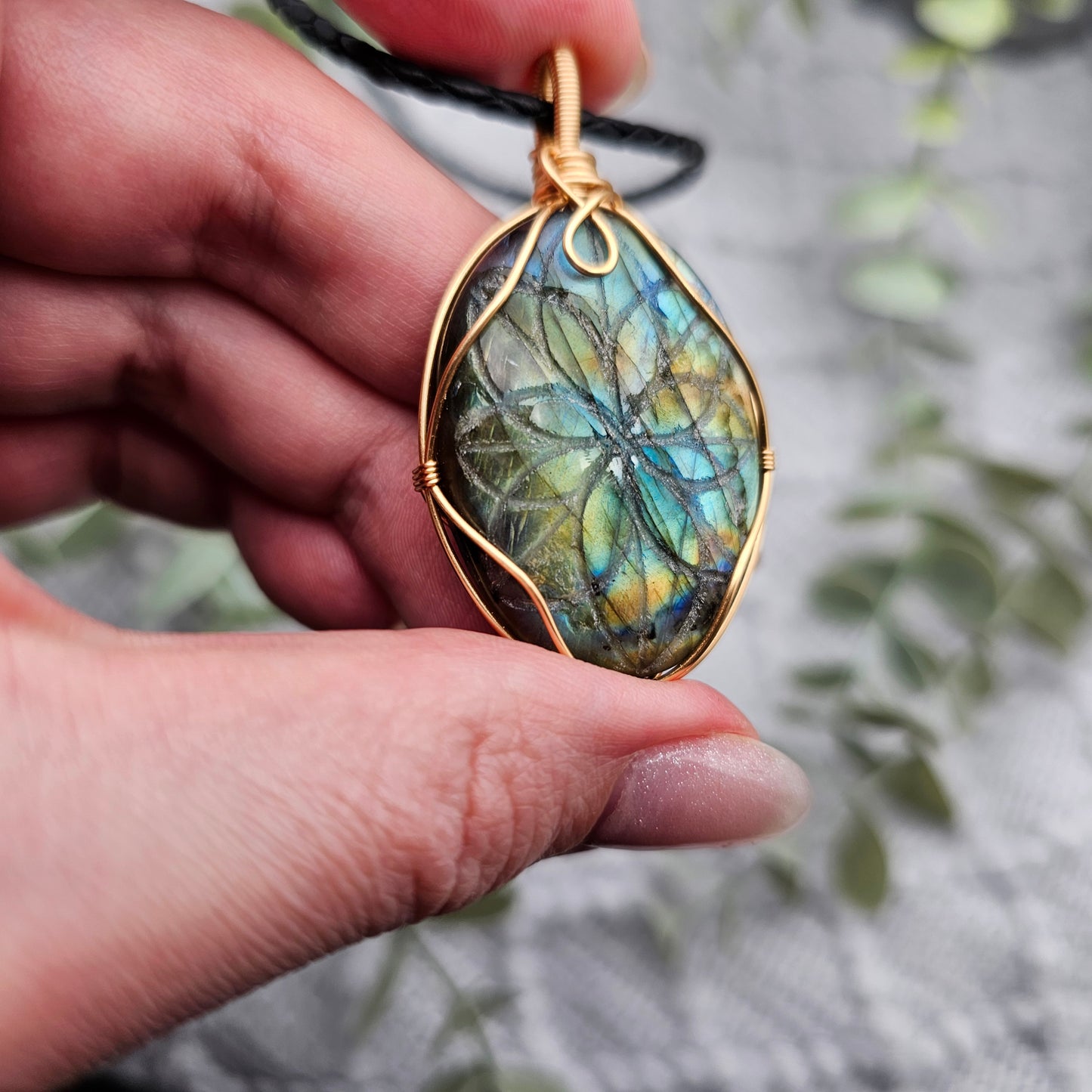 Labradorit graviert Anhänger | Schmuckdraht | Edelstein Halskette