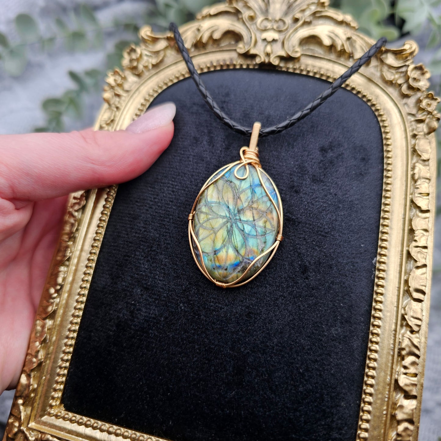 Labradorit graviert Anhänger | Schmuckdraht | Edelstein Halskette