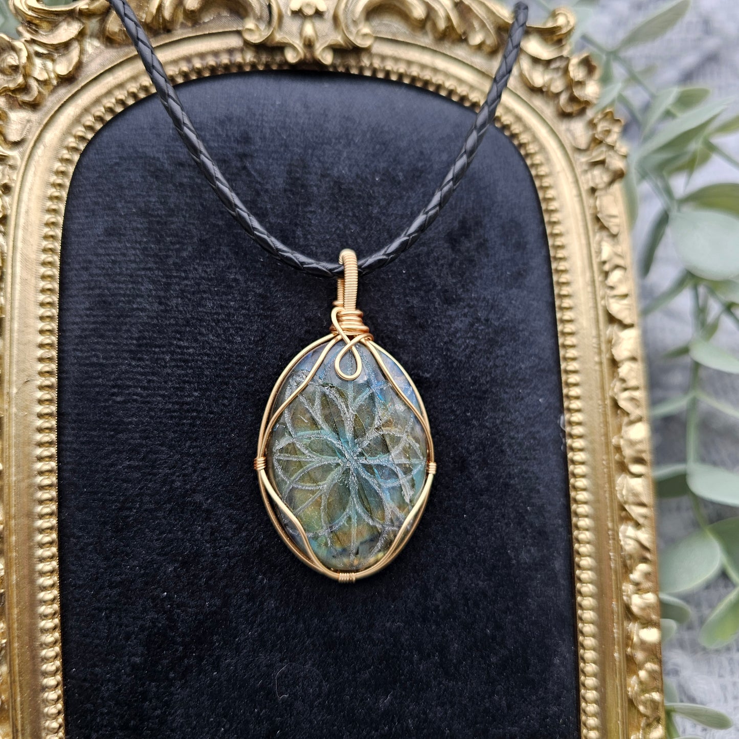Labradorit graviert Anhänger | Schmuckdraht | Edelstein Halskette