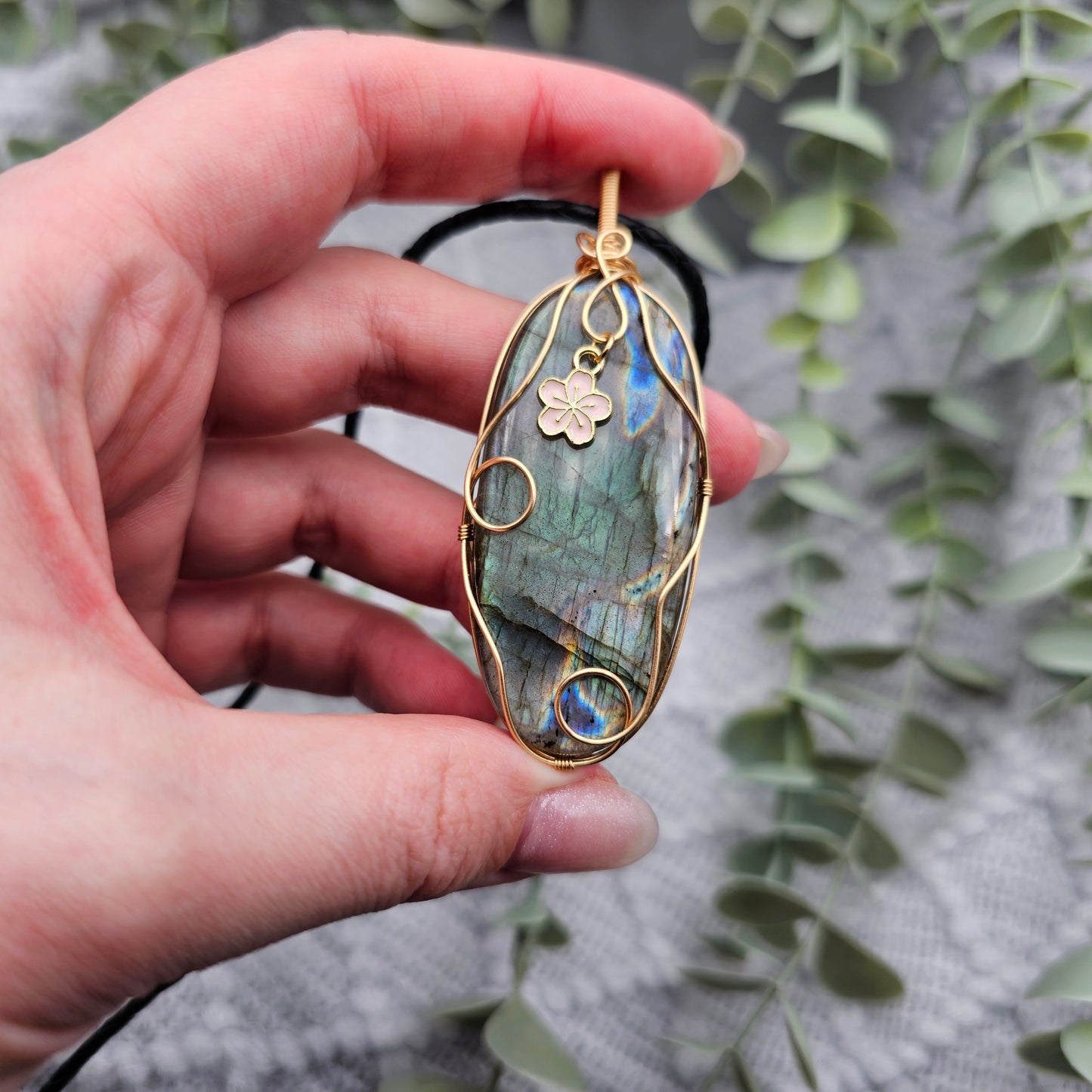 Labradorit & Sakura Anhänger | Schmuckdraht | Edelstein Halskette