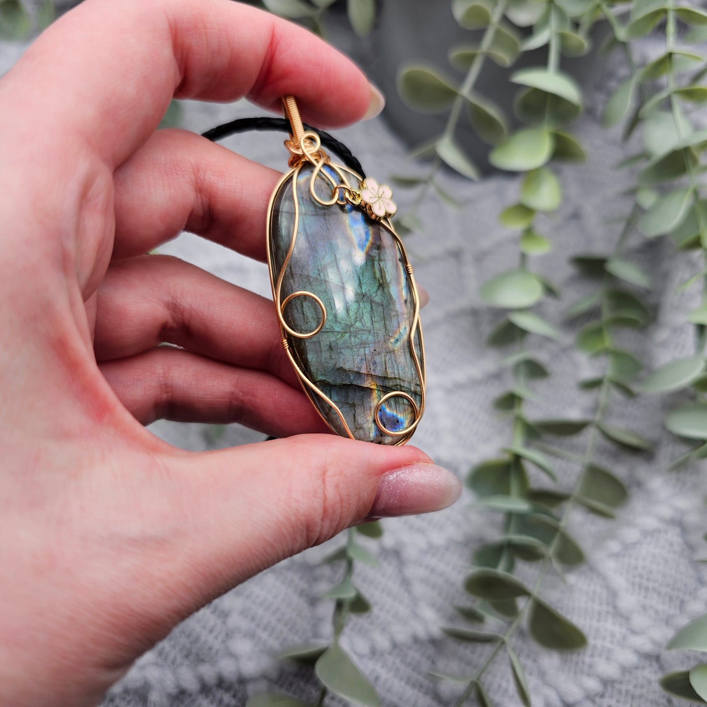 Labradorit & Sakura Anhänger | Schmuckdraht | Edelstein Halskette