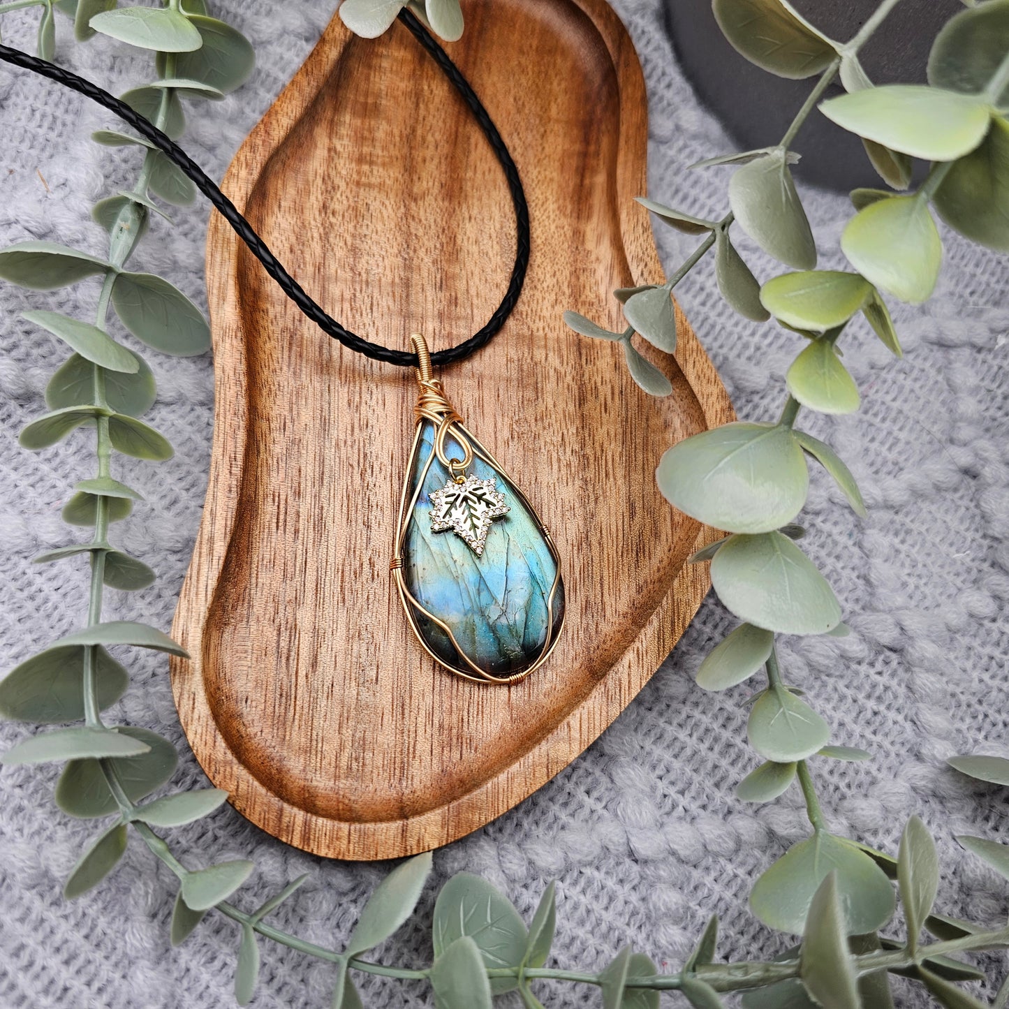 Labradorit & Ahornblatt Anhänger | Schmuckdraht | Edelstein Halskette