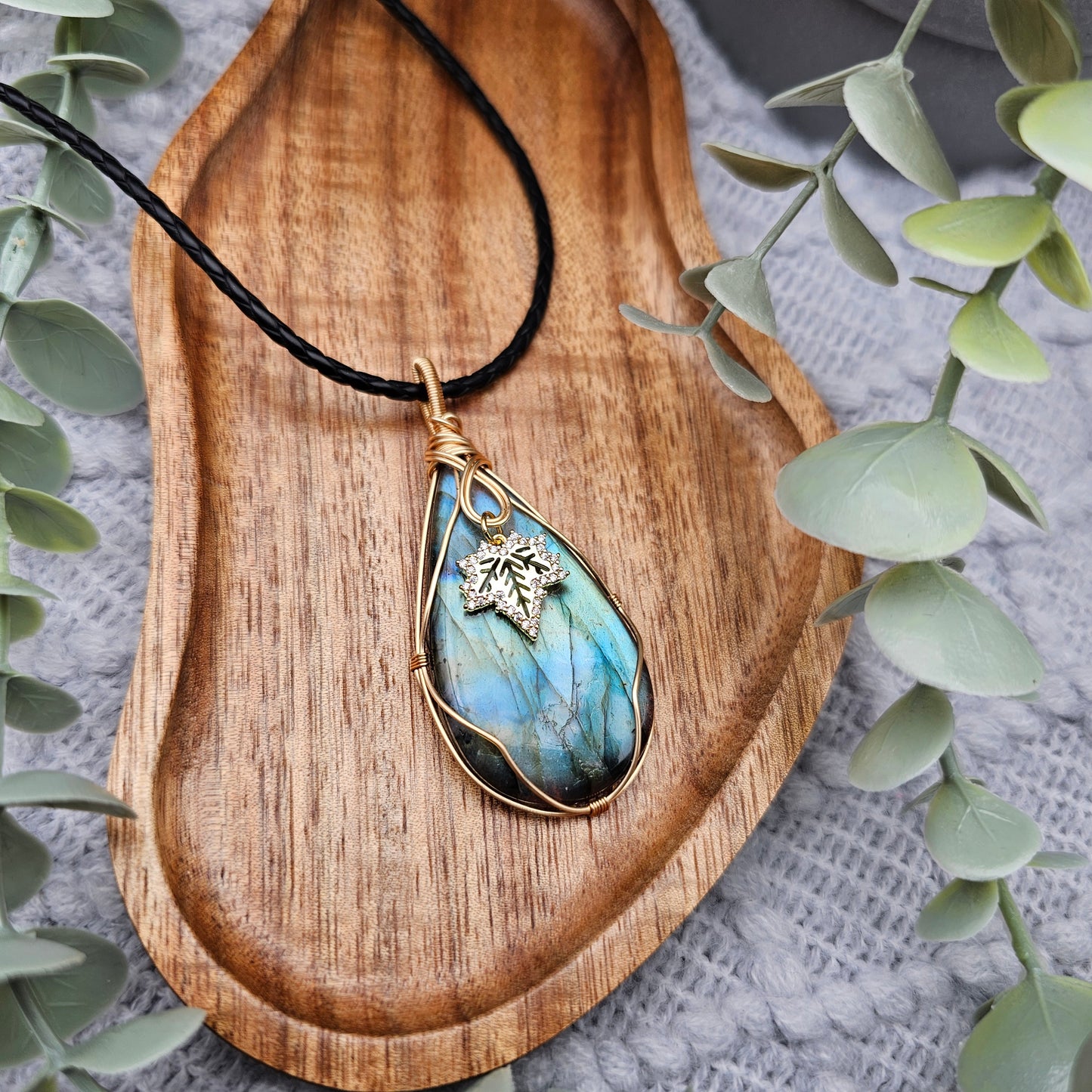 Labradorit & Ahornblatt Anhänger | Schmuckdraht | Edelstein Halskette