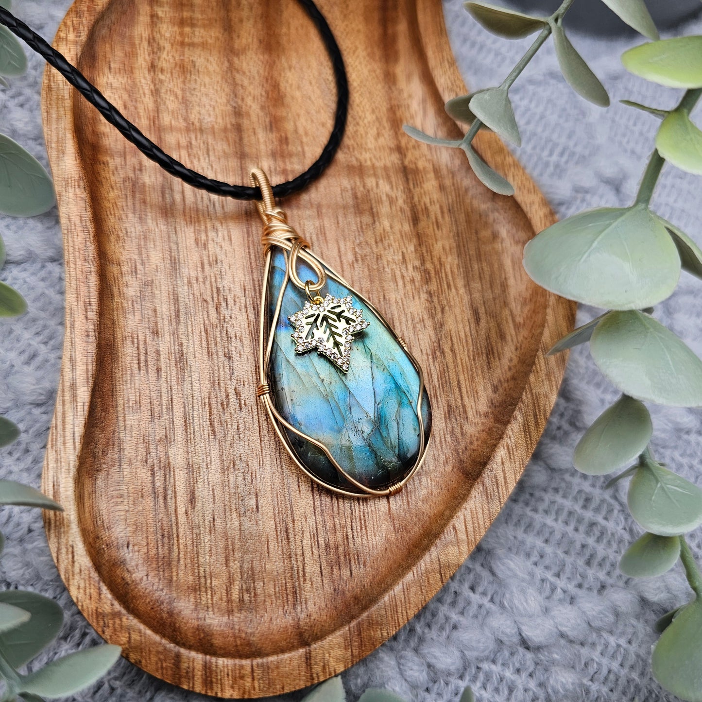 Labradorit & Ahornblatt Anhänger | Schmuckdraht | Edelstein Halskette