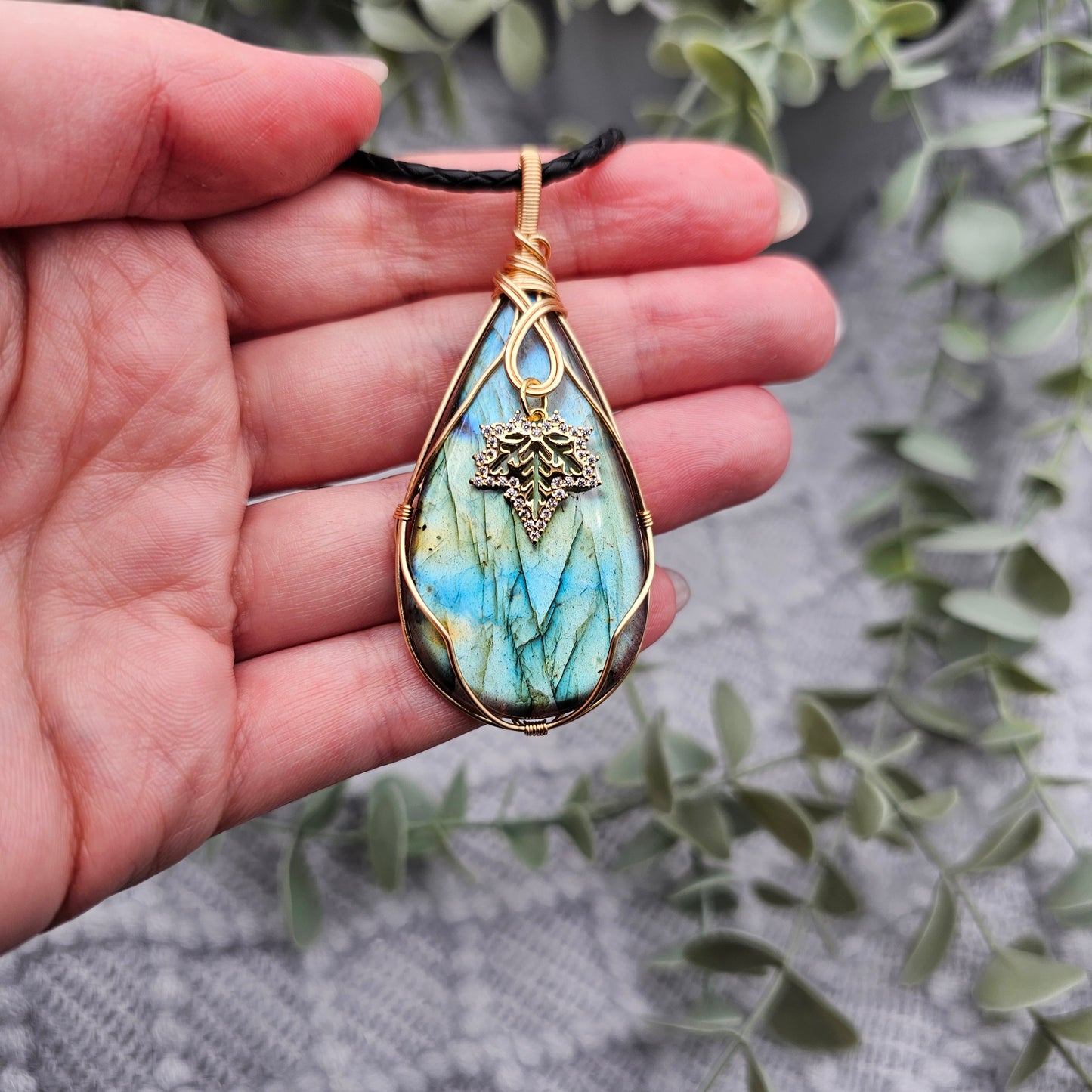 Labradorit & Ahornblatt Anhänger | Schmuckdraht | Edelstein Halskette