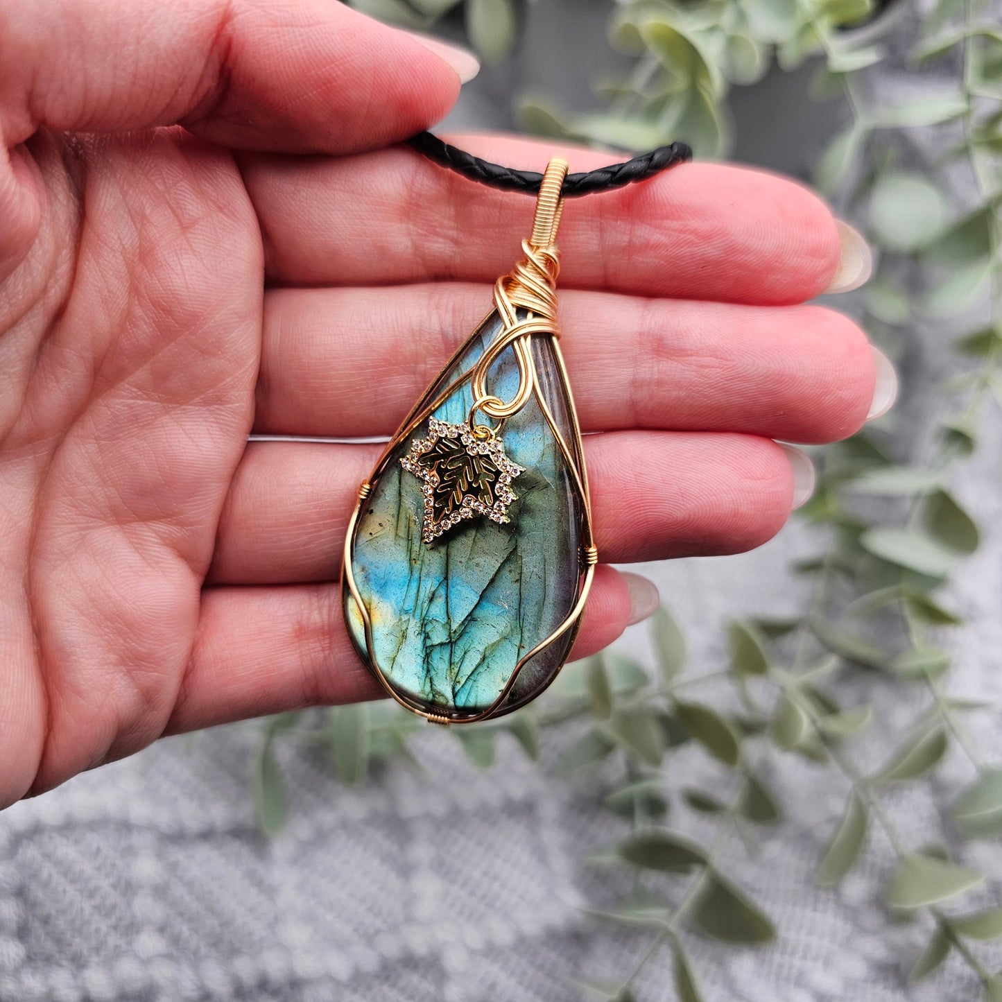 Labradorit & Ahornblatt Anhänger | Schmuckdraht | Edelstein Halskette