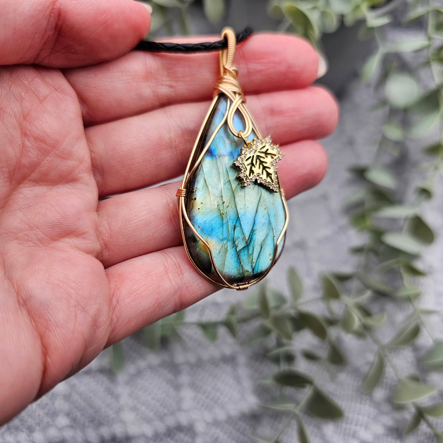 Labradorit & Ahornblatt Anhänger | Schmuckdraht | Edelstein Halskette