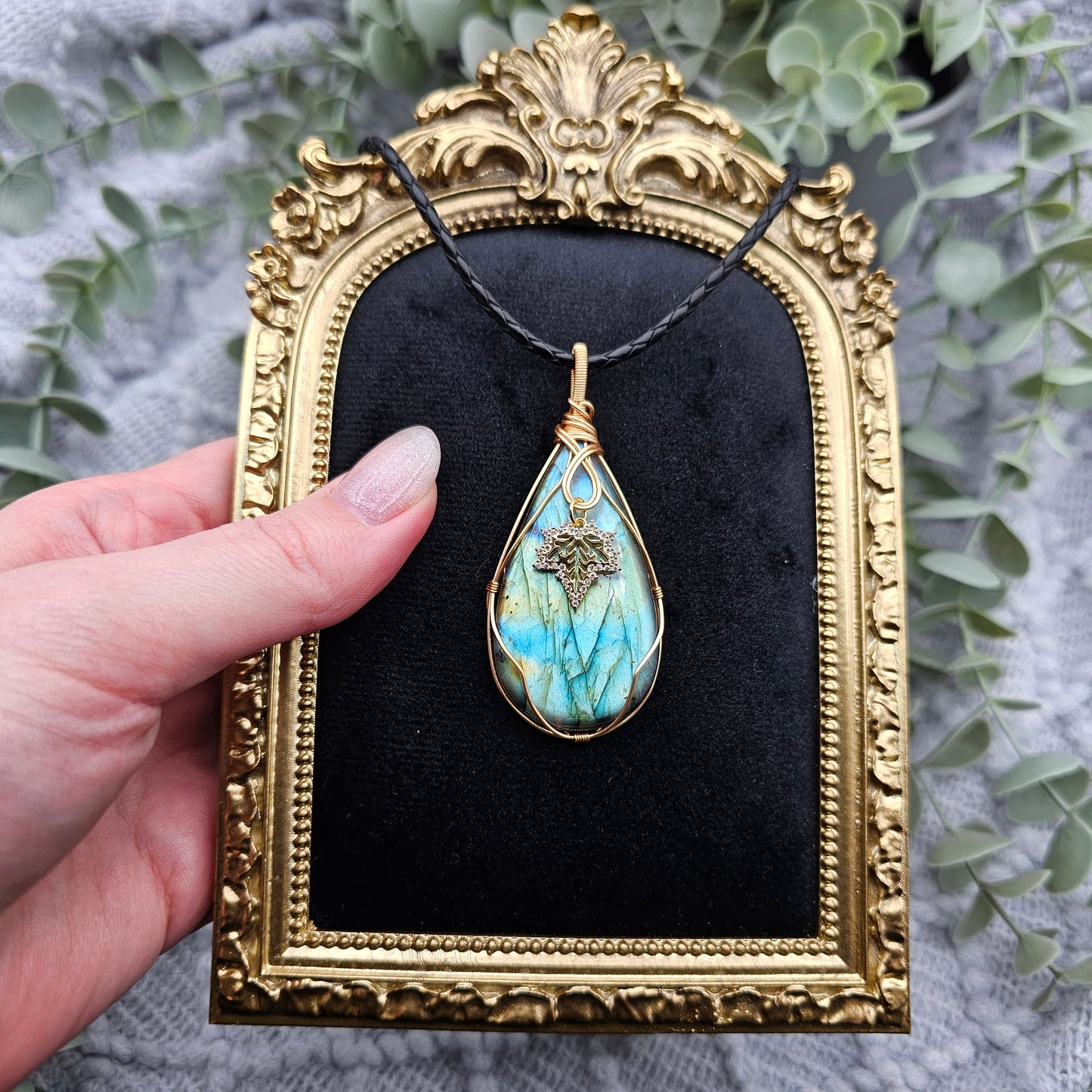 Labradorit & Ahornblatt Anhänger | Schmuckdraht | Edelstein Halskette