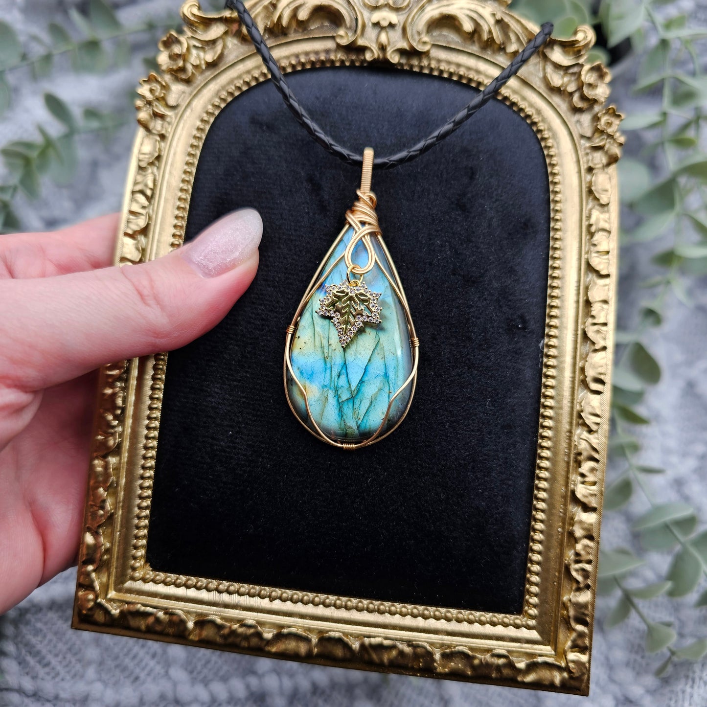 Labradorit & Ahornblatt Anhänger | Schmuckdraht | Edelstein Halskette