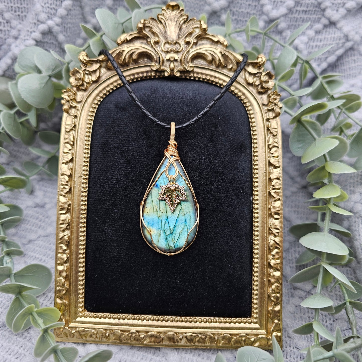 Labradorit & Ahornblatt Anhänger | Schmuckdraht | Edelstein Halskette