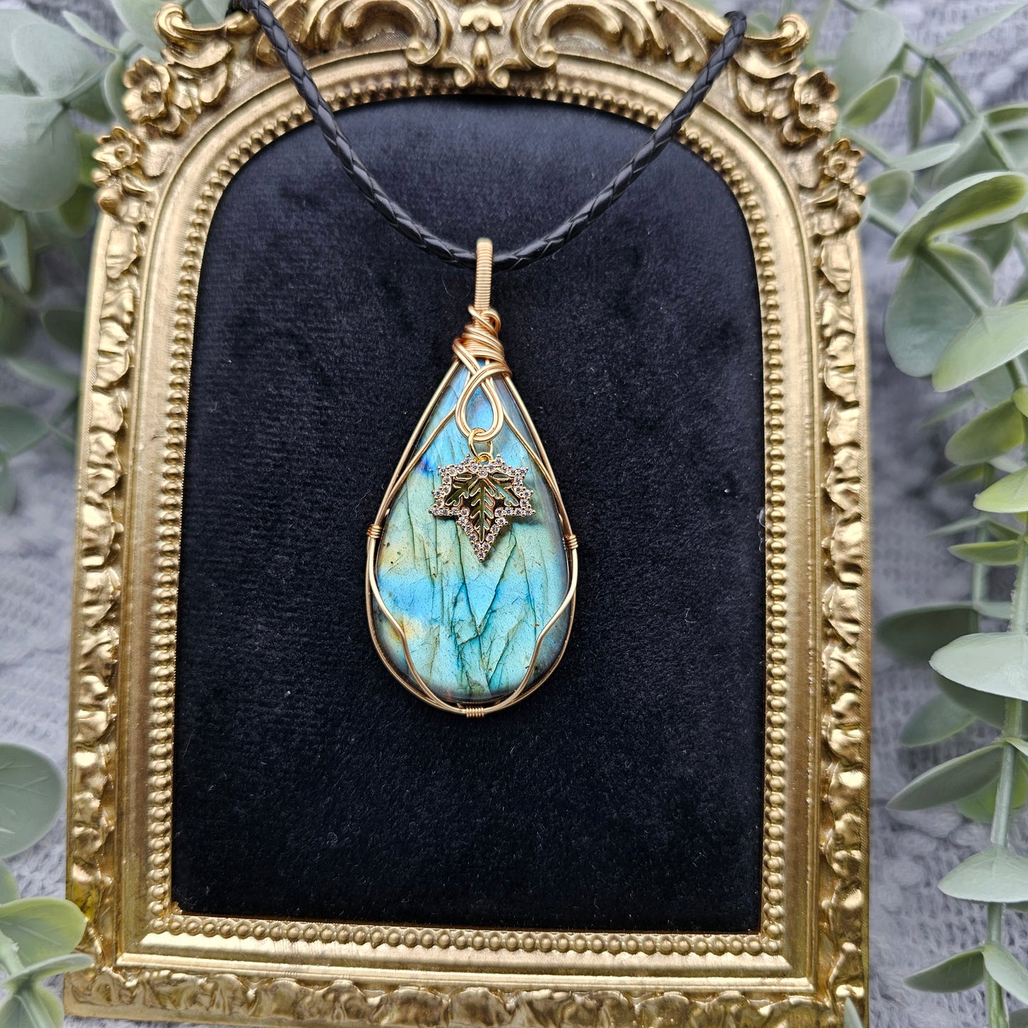 Labradorit & Ahornblatt Anhänger | Schmuckdraht | Edelstein Halskette