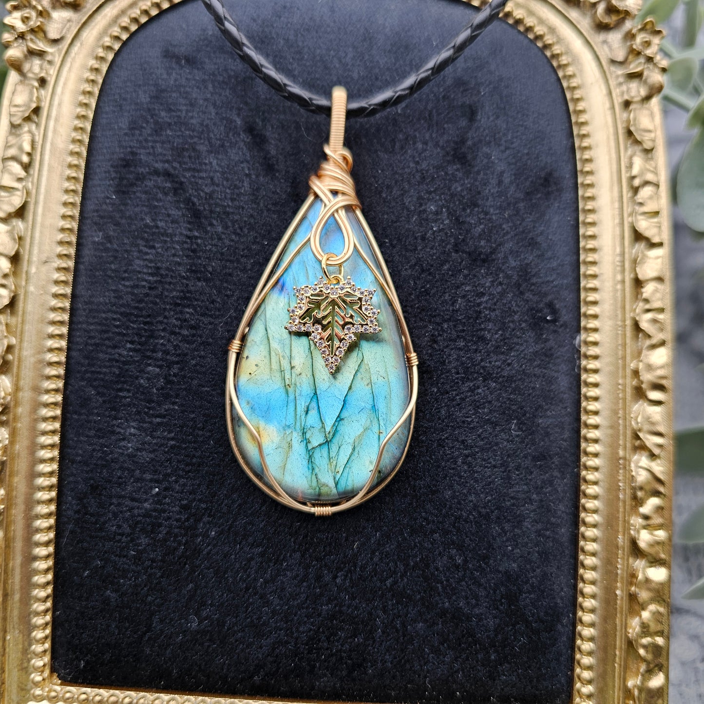 Labradorit & Ahornblatt Anhänger | Schmuckdraht | Edelstein Halskette