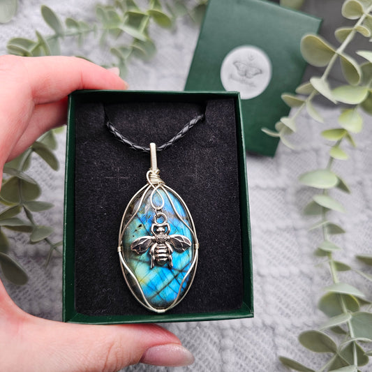 Labradorit & Biene Anhänger | Schmuckdraht | Edelstein Halskette