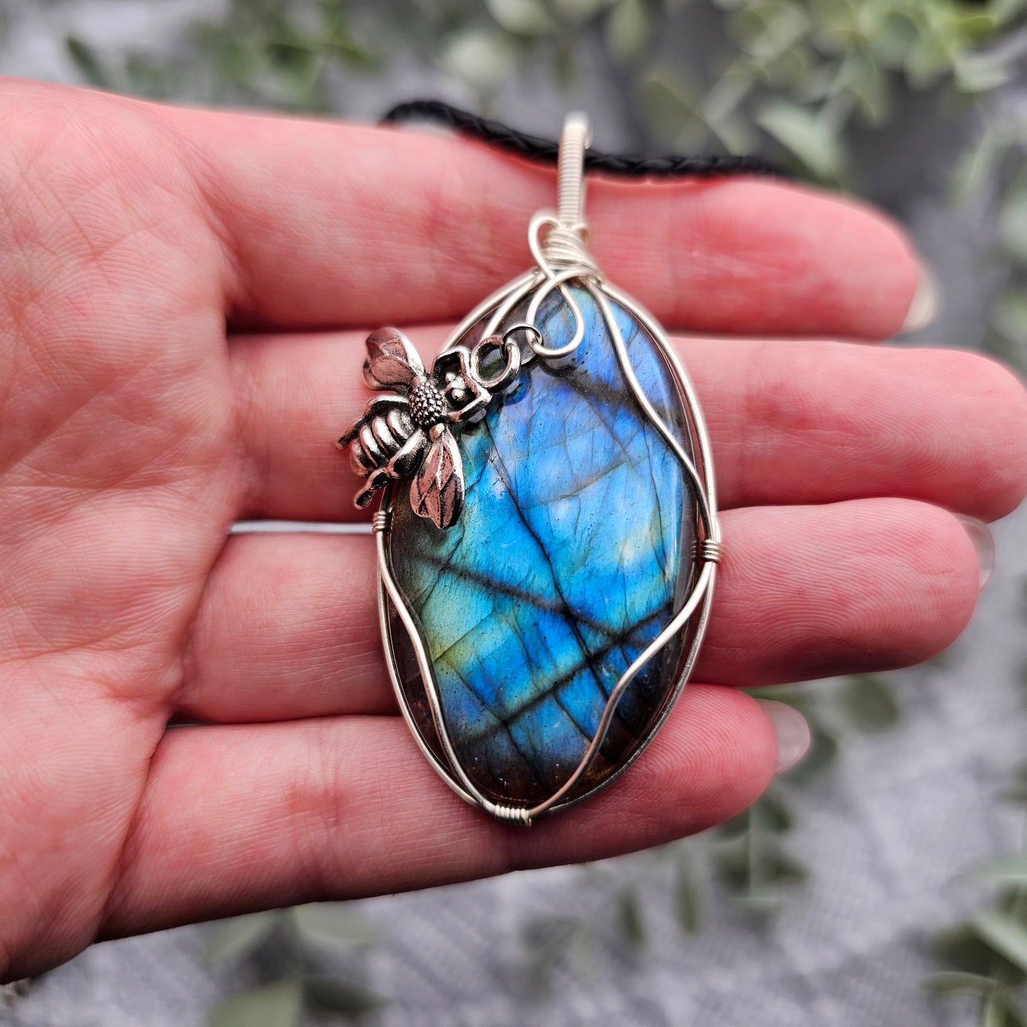 Labradorit & Biene Anhänger | Schmuckdraht | Edelstein Halskette