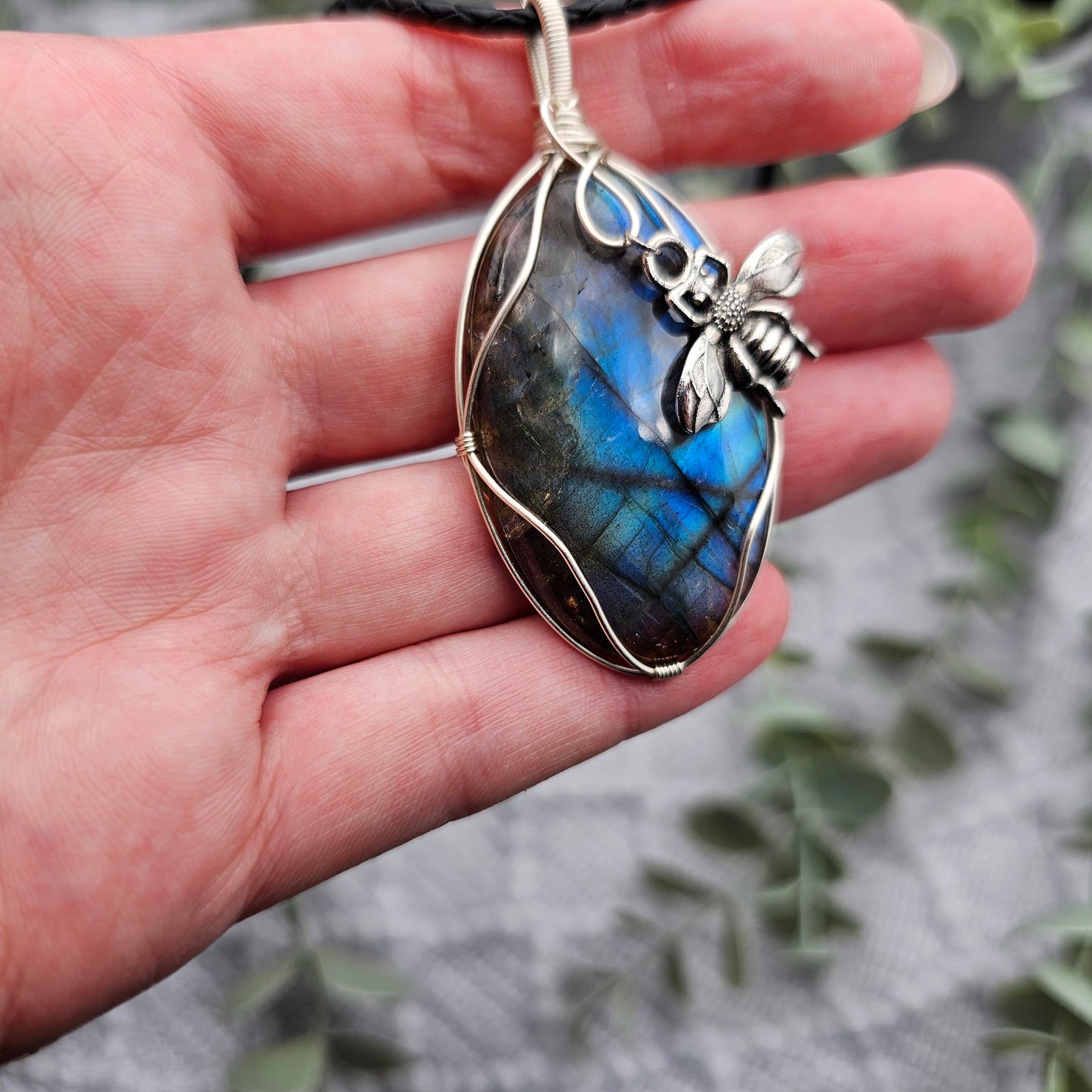 Labradorit & Biene Anhänger | Schmuckdraht | Edelstein Halskette