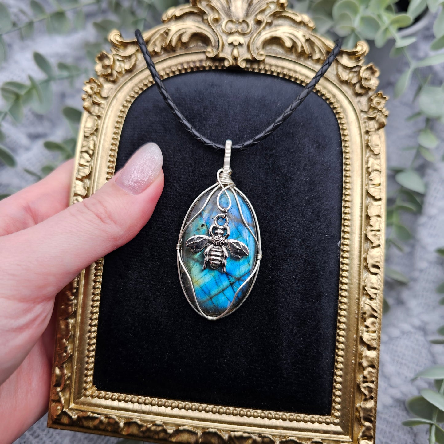 Labradorit & Biene Anhänger | Schmuckdraht | Edelstein Halskette
