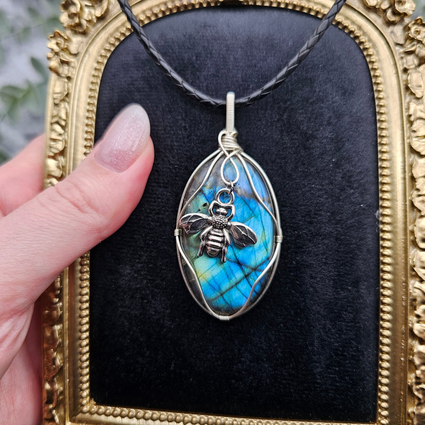 Labradorit & Biene Anhänger | Schmuckdraht | Edelstein Halskette