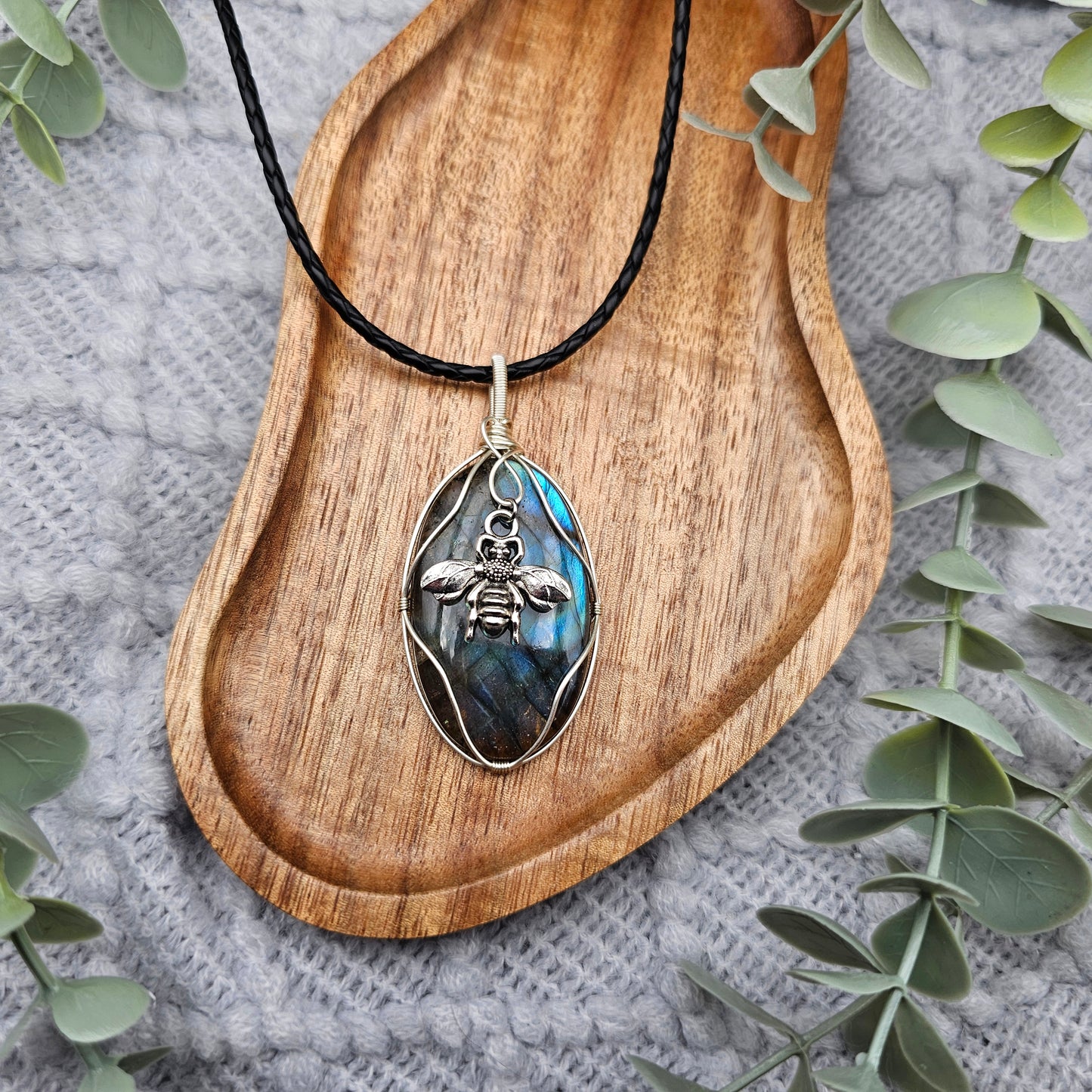 Labradorit & Biene Anhänger | Schmuckdraht | Edelstein Halskette