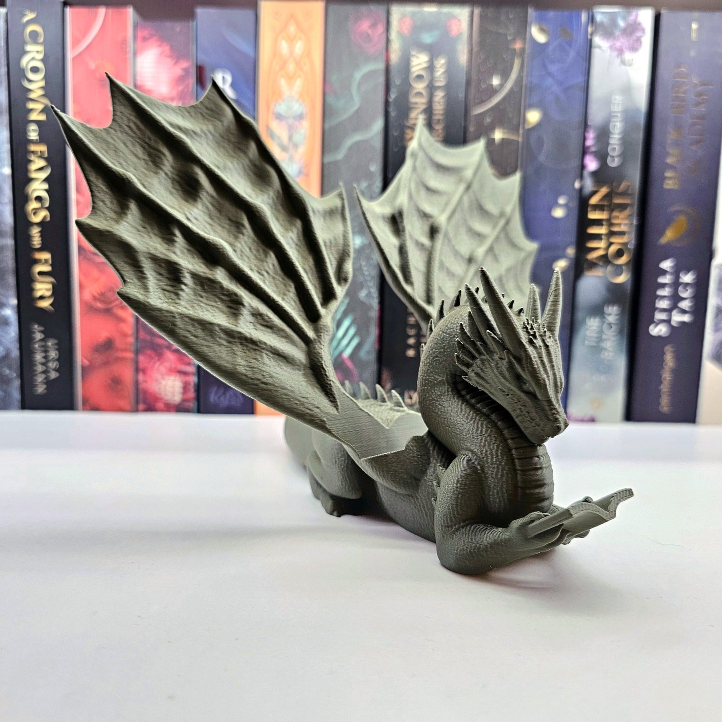 Accountant Dragon Reading | Cozy Colors Color Selection | Various Sizes | 3D Print | Stand for Books E-Readers Tablets