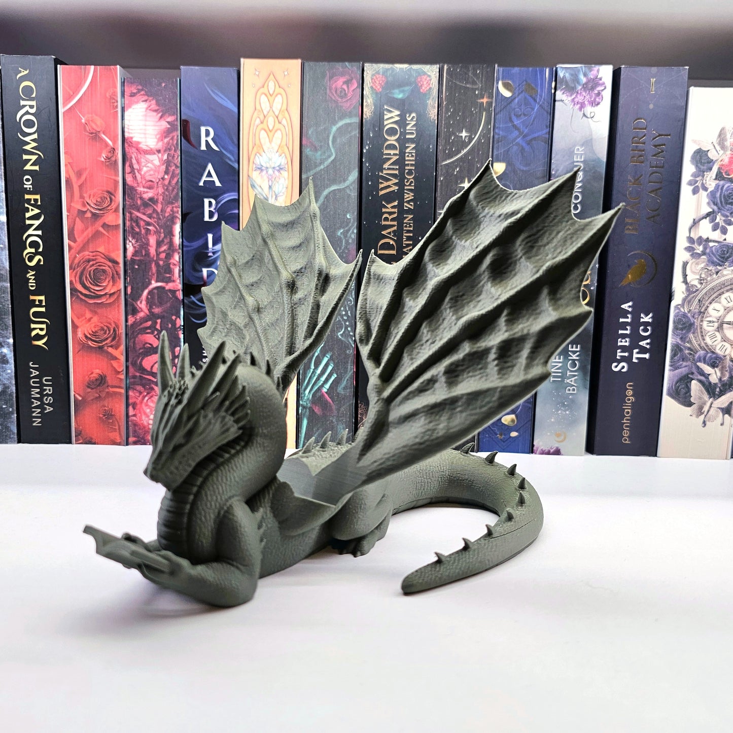 Accountant Dragon Reading | Cozy Colors Color Selection | Various Sizes | 3D Print | Stand for Books E-Readers Tablets