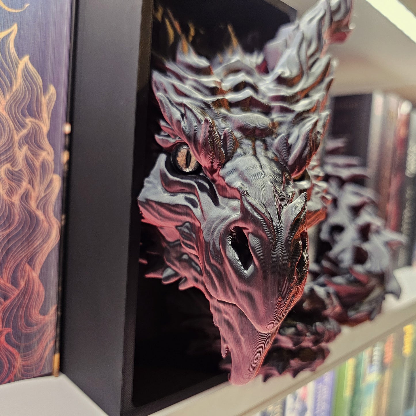 Book Nook Flammendrache Rot/Schwarz glänzend Set/Einzeln | 3D Druck | Buchstütze | Dekoration Bücherregal