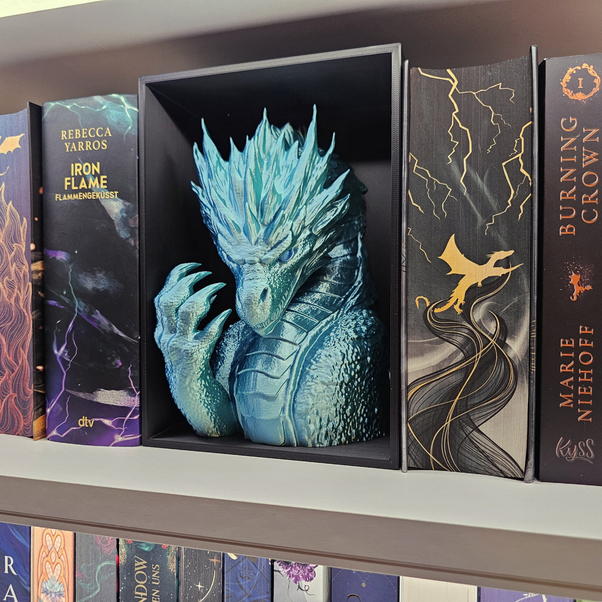 Book Nook Frostdrache Eisblau glänzend | 3D Druck | Buchstütze | Dekoration Bücherregal