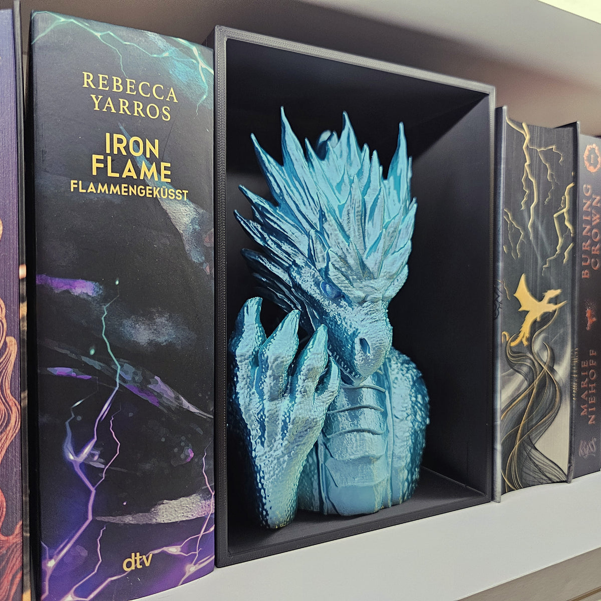 Book Nook Frostdrache Eisblau glänzend | 3D Druck | Buchstütze | Dekoration Bücherregal