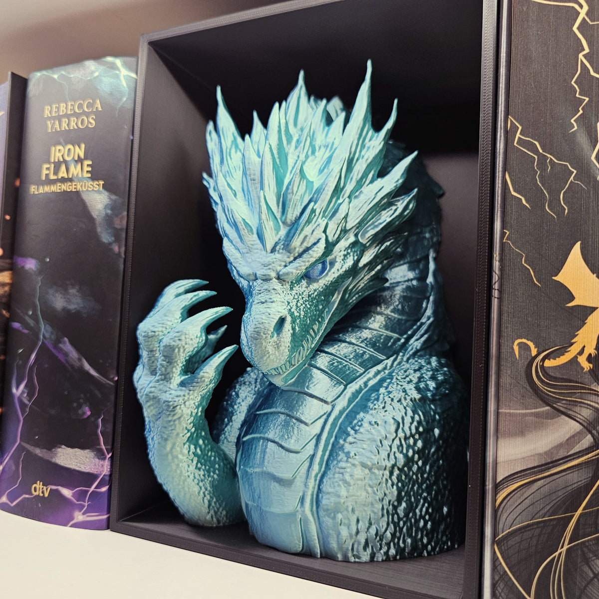 Book Nook Frostdrache Eisblau glänzend | 3D Druck | Buchstütze | Dekoration Bücherregal