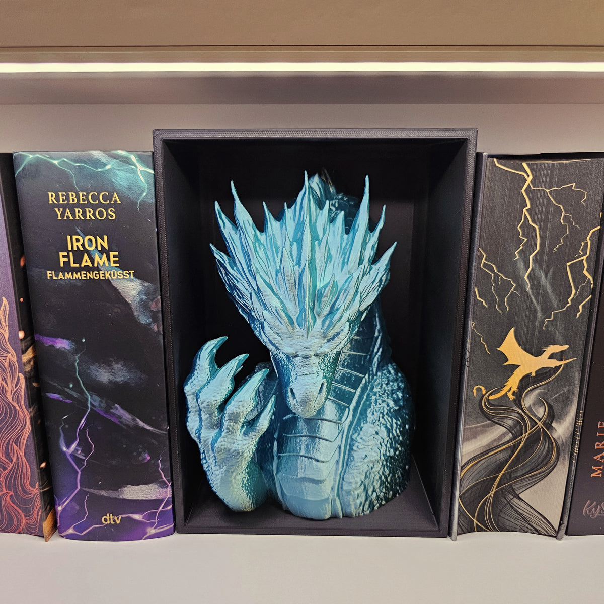 Book Nook Frostdrache Eisblau glänzend | 3D Druck | Buchstütze | Dekoration Bücherregal