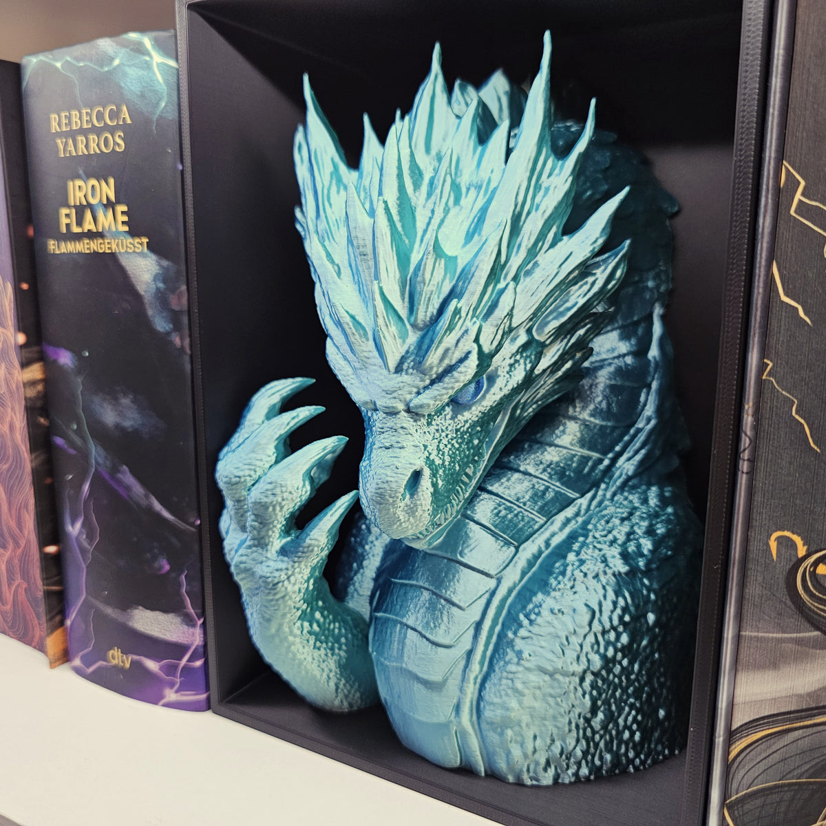 Book Nook Frostdrache Eisblau glänzend | 3D Druck | Buchstütze | Dekoration Bücherregal