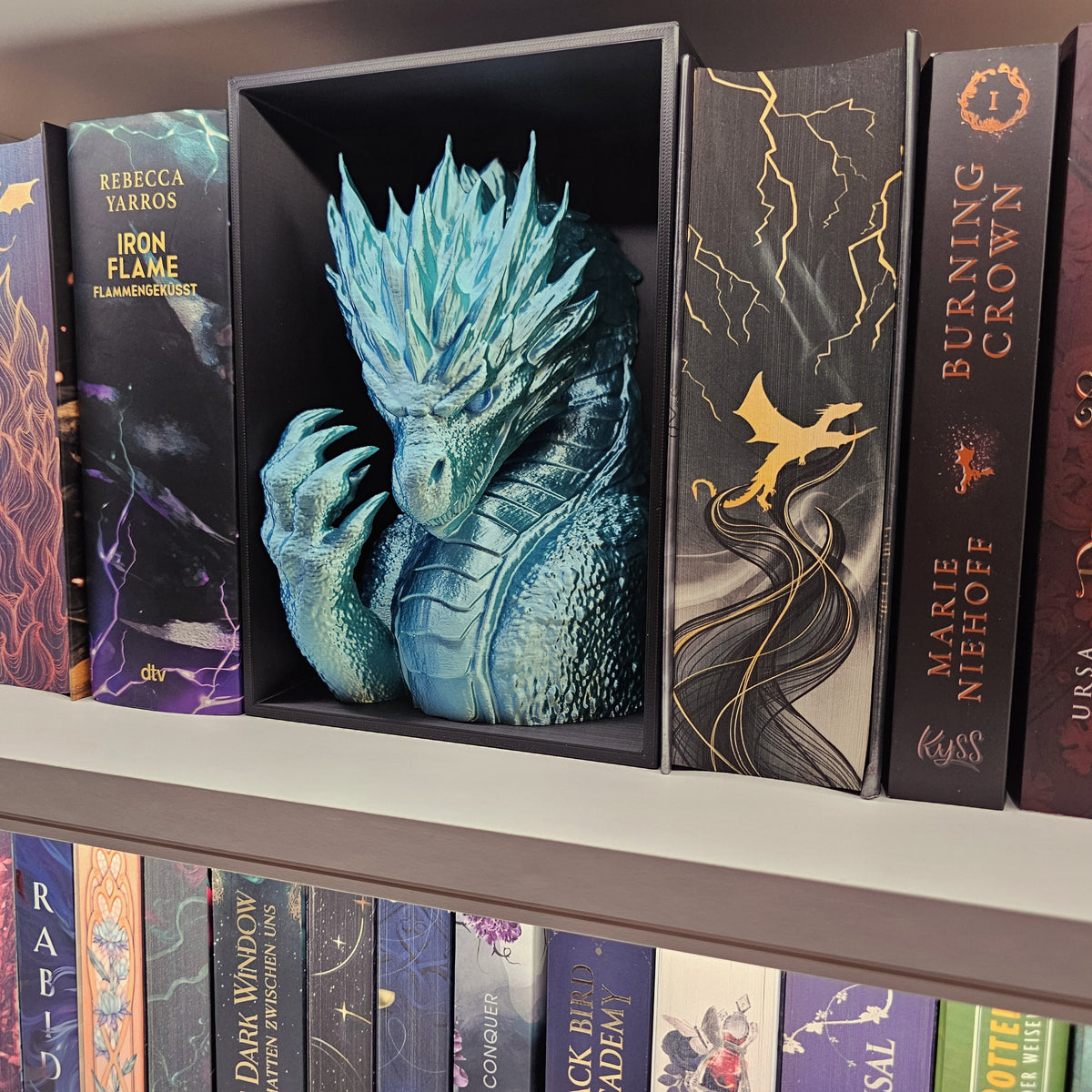 Book Nook Frostdrache Eisblau glänzend | 3D Druck | Buchstütze | Dekoration Bücherregal