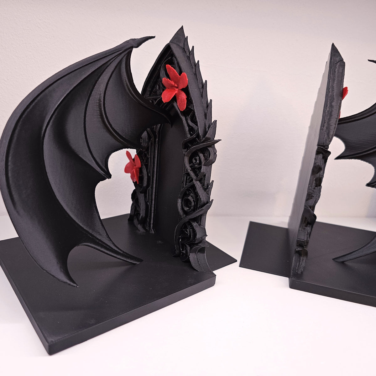 Buchstützen Flügel und Blüten Set Schwarz | Buchhalter