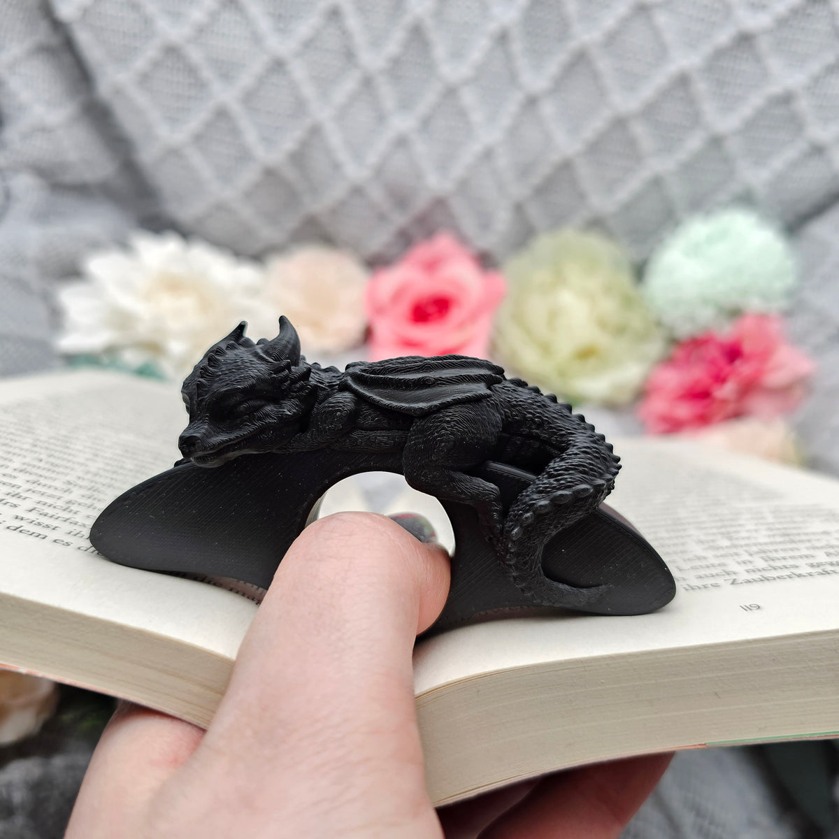 Buchseitenhalter Schlafender Drache Farbwahl | Bookish Zubehör