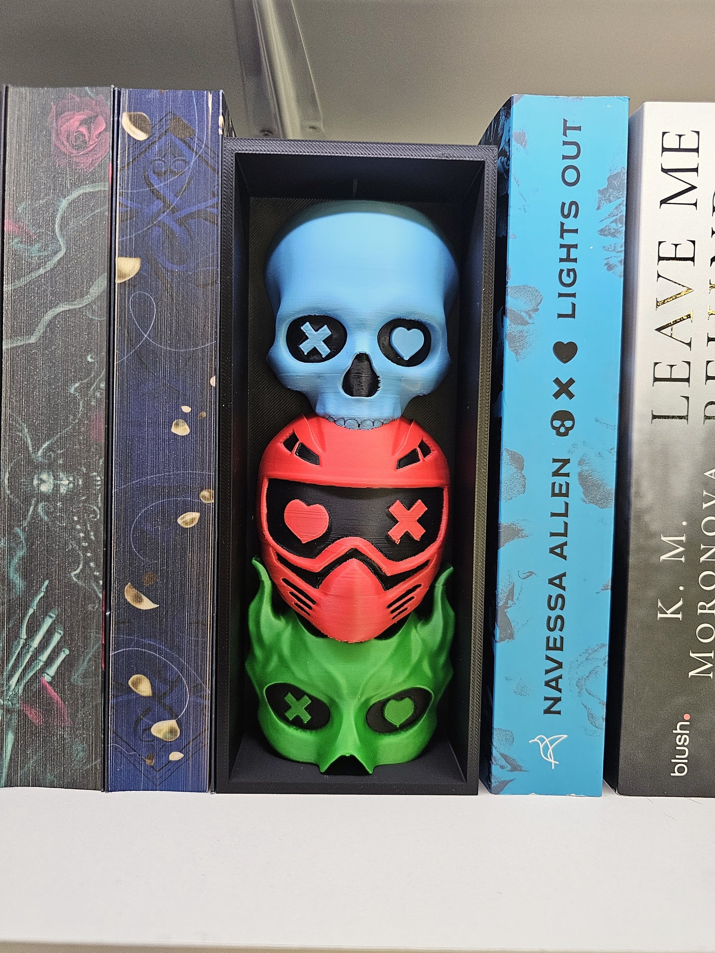 Book Nook LO Edition Masken Schwarz/Blau/Rot/Grün | 3D Druck | Buchstütze | Dekoration Bücherregal