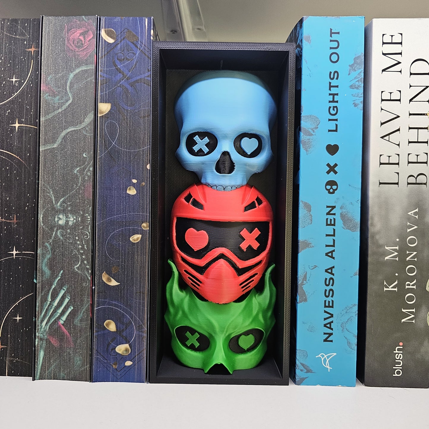 Book Nook LO Edition Masken Schwarz/Blau/Rot/Grün | 3D Druck | Buchstütze | Dekoration Bücherregal