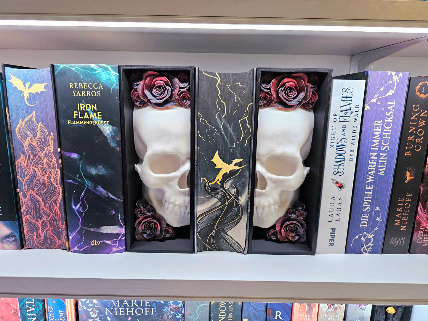 Book Nook Skull White with Roses 8 Colors to choose from Set/Single | 3D Print | Bookend | Bookshelf Decoration
