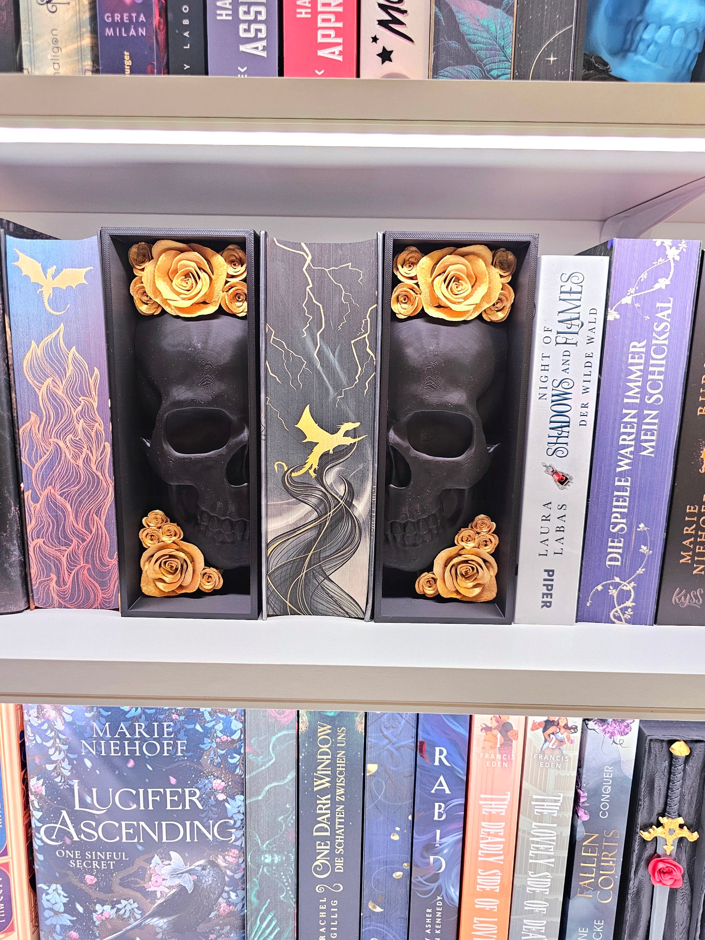 Book Nook Skull Black with Roses 8 Colors to Choose From Set/Single | 3D Print | Bookend | Bookshelf Decoration