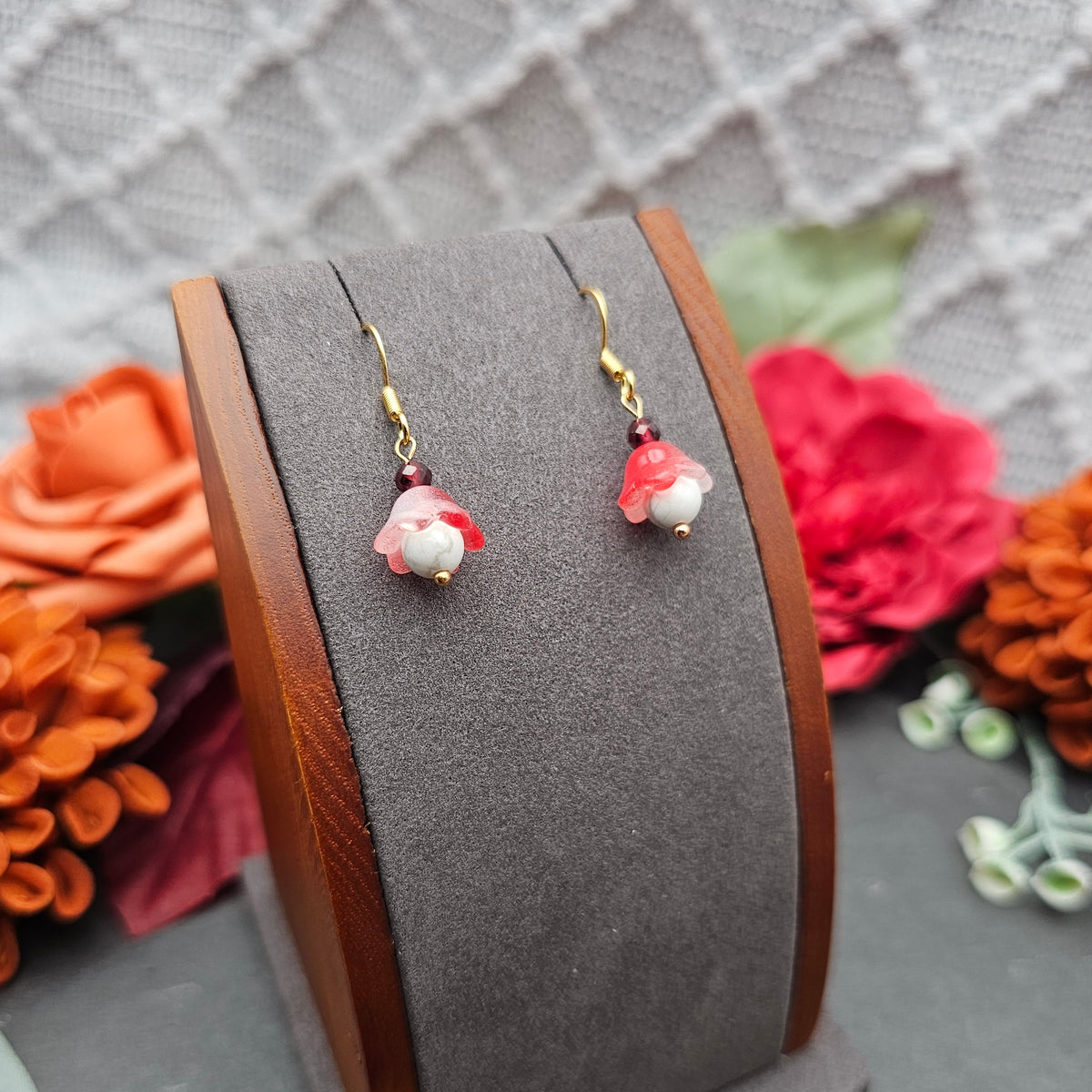 Ohrringe Floral Rot | Howlith & Granat | Edelstahl vergoldet