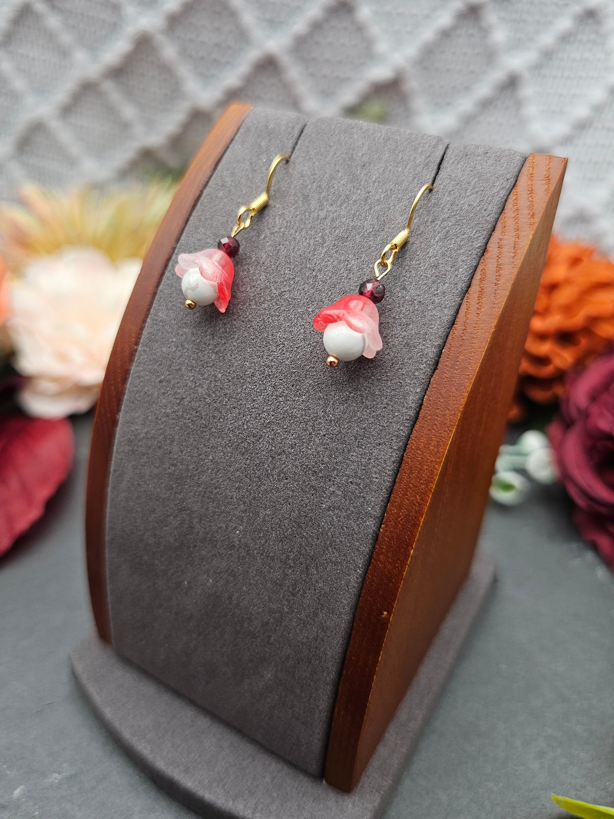 Ohrringe Floral Rot | Howlith & Granat | Edelstahl vergoldet