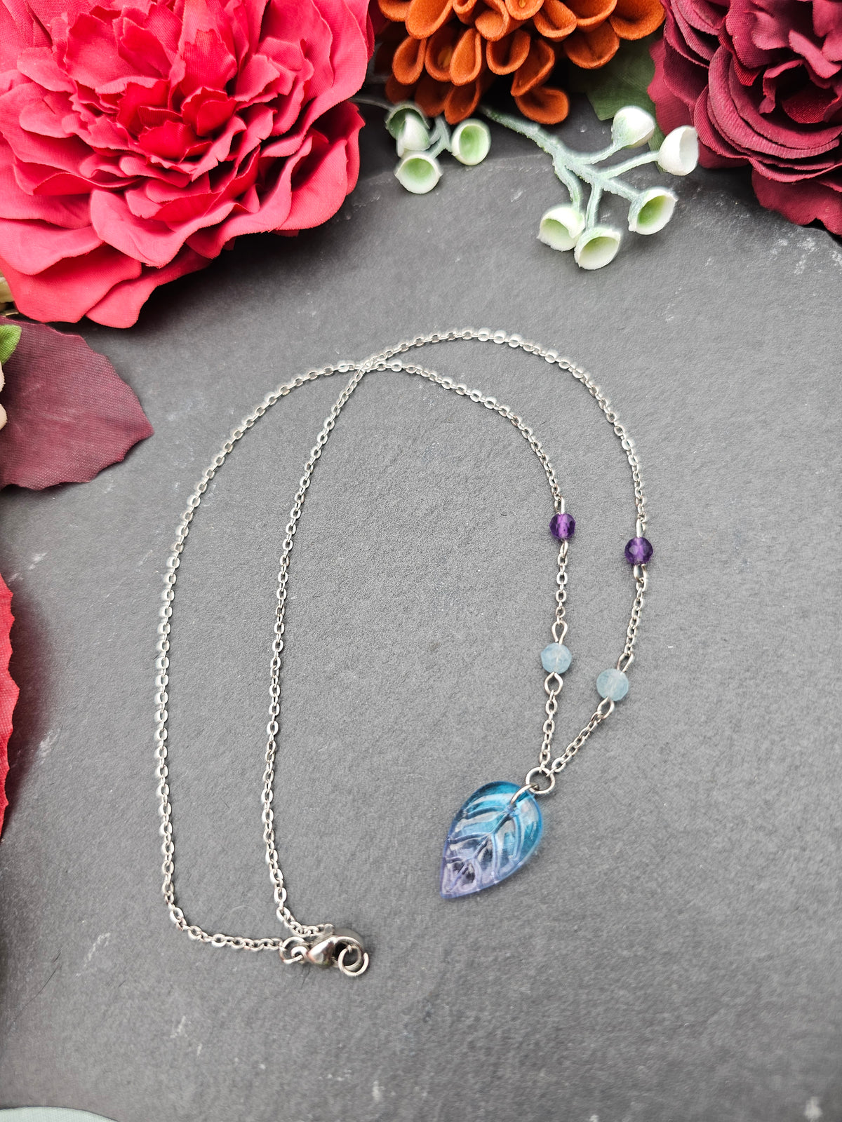 Halskette Blatt Blau-Lila | Aquamarin & Amethyst | Edelstahl